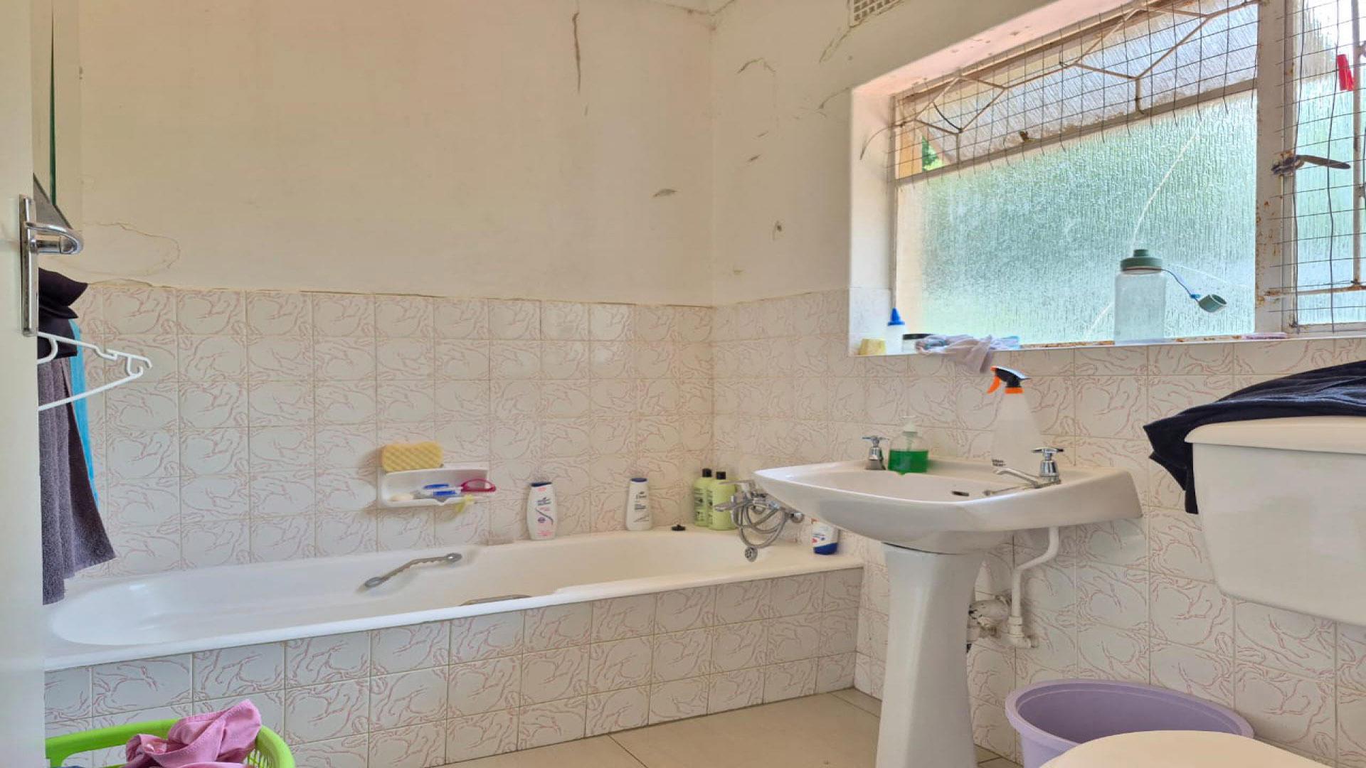 Bathroom 1 of property in Constantia Kloof