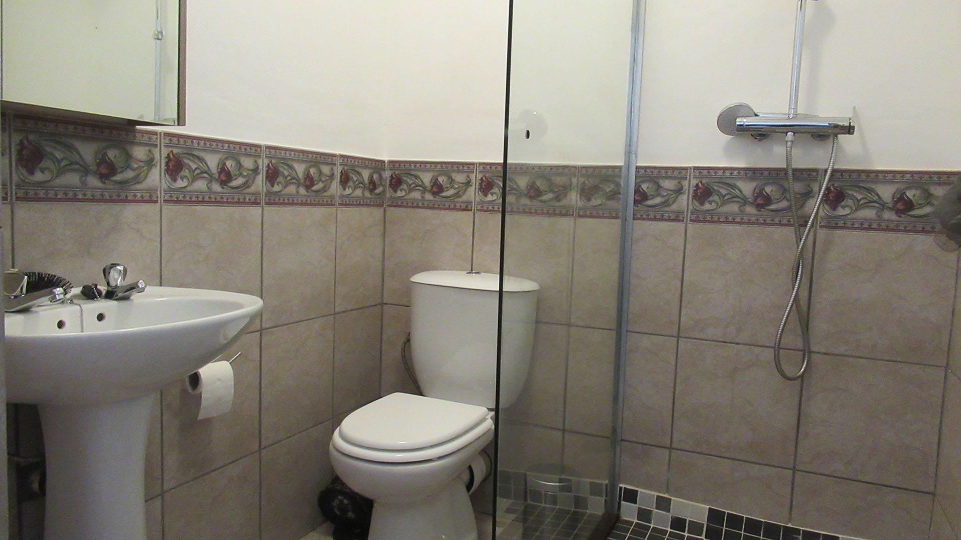 Bathroom 1 - 4 square meters of property in Constantia Kloof