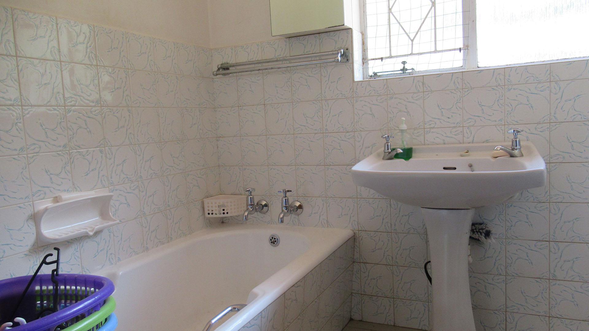 Bathroom 2 - 11 square meters of property in Constantia Kloof