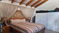 Bed Room 1 of property in Constantia Kloof