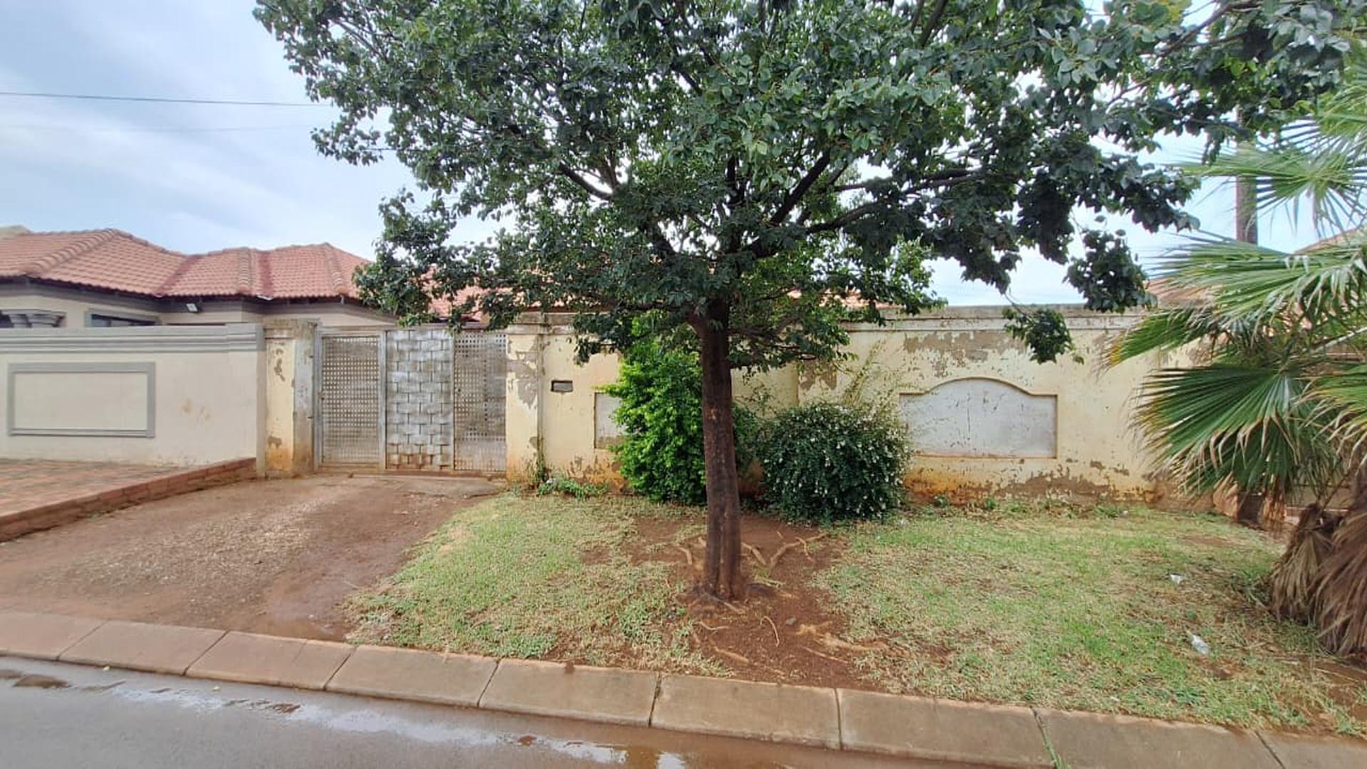 Front View of property in Protea Glen