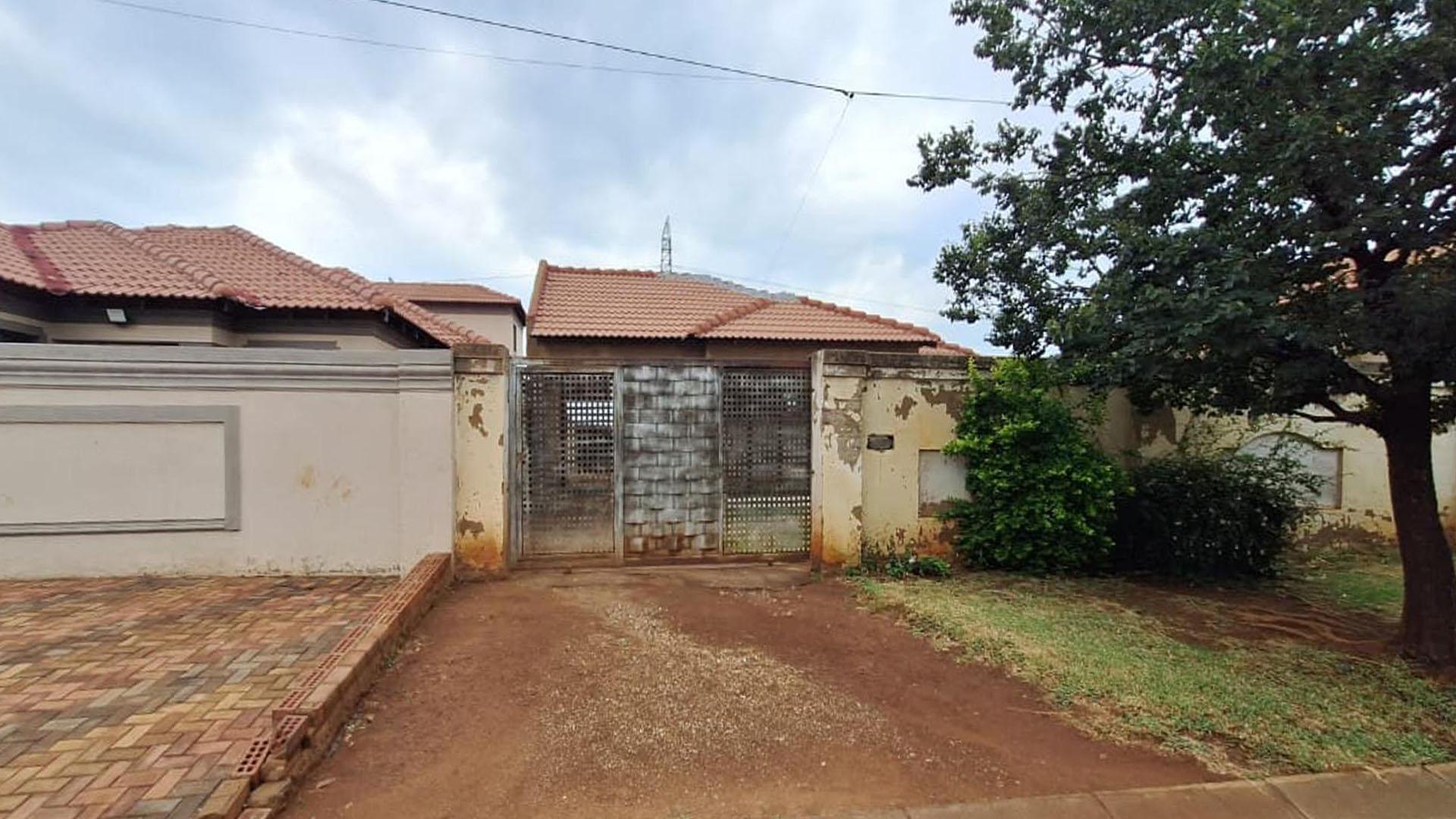 Front View of property in Protea Glen