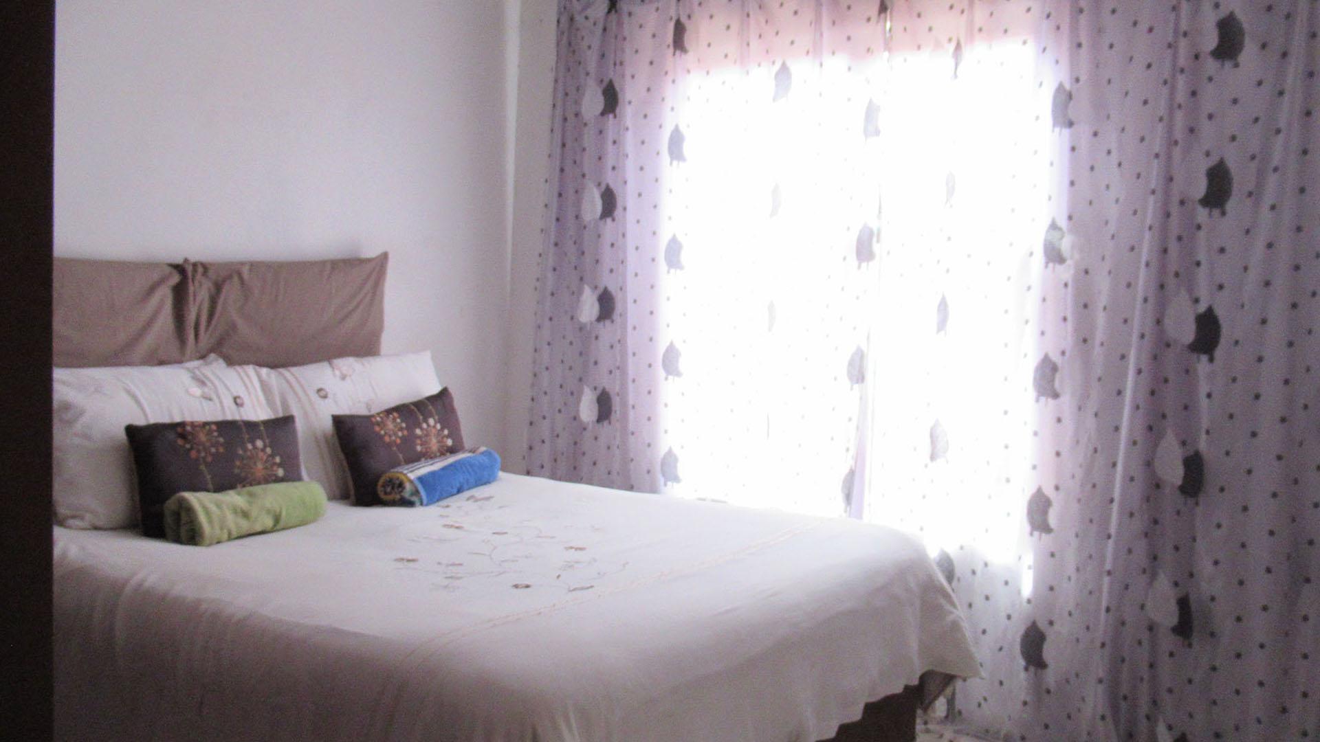 Bed Room 1 - 9 square meters of property in Protea Glen