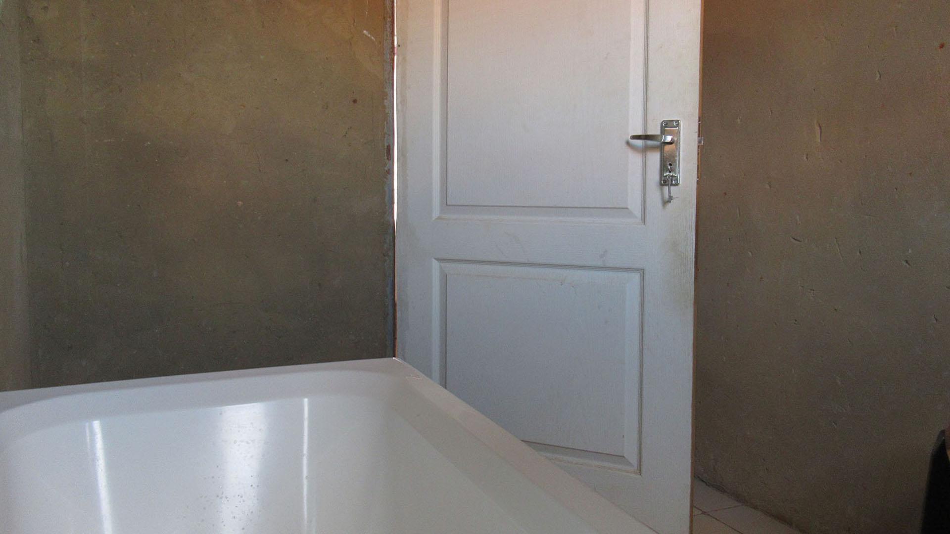 Bathroom 1 - 5 square meters of property in Protea Glen