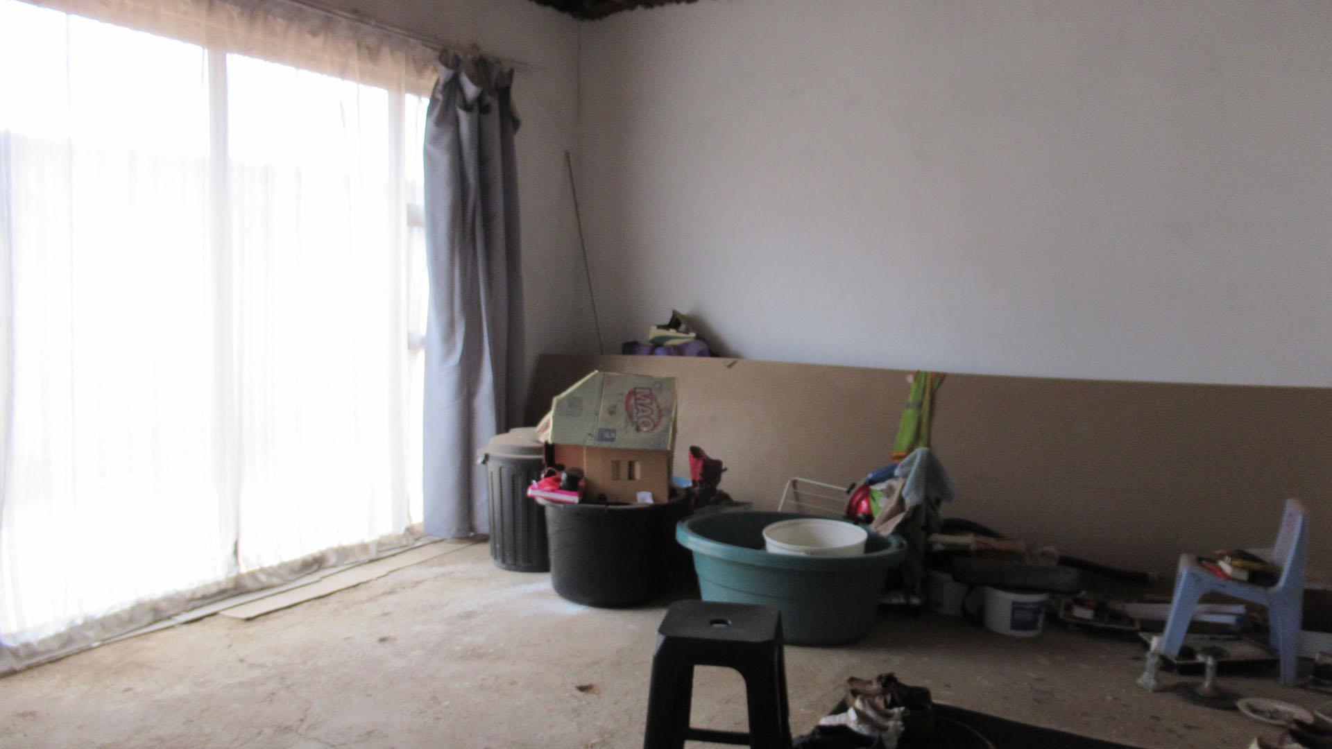 Main Bedroom - 22 square meters of property in Protea Glen