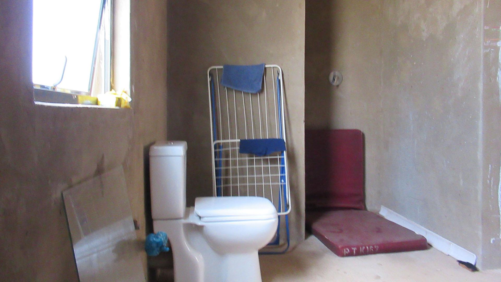 Main Bathroom - 9 square meters of property in Protea Glen