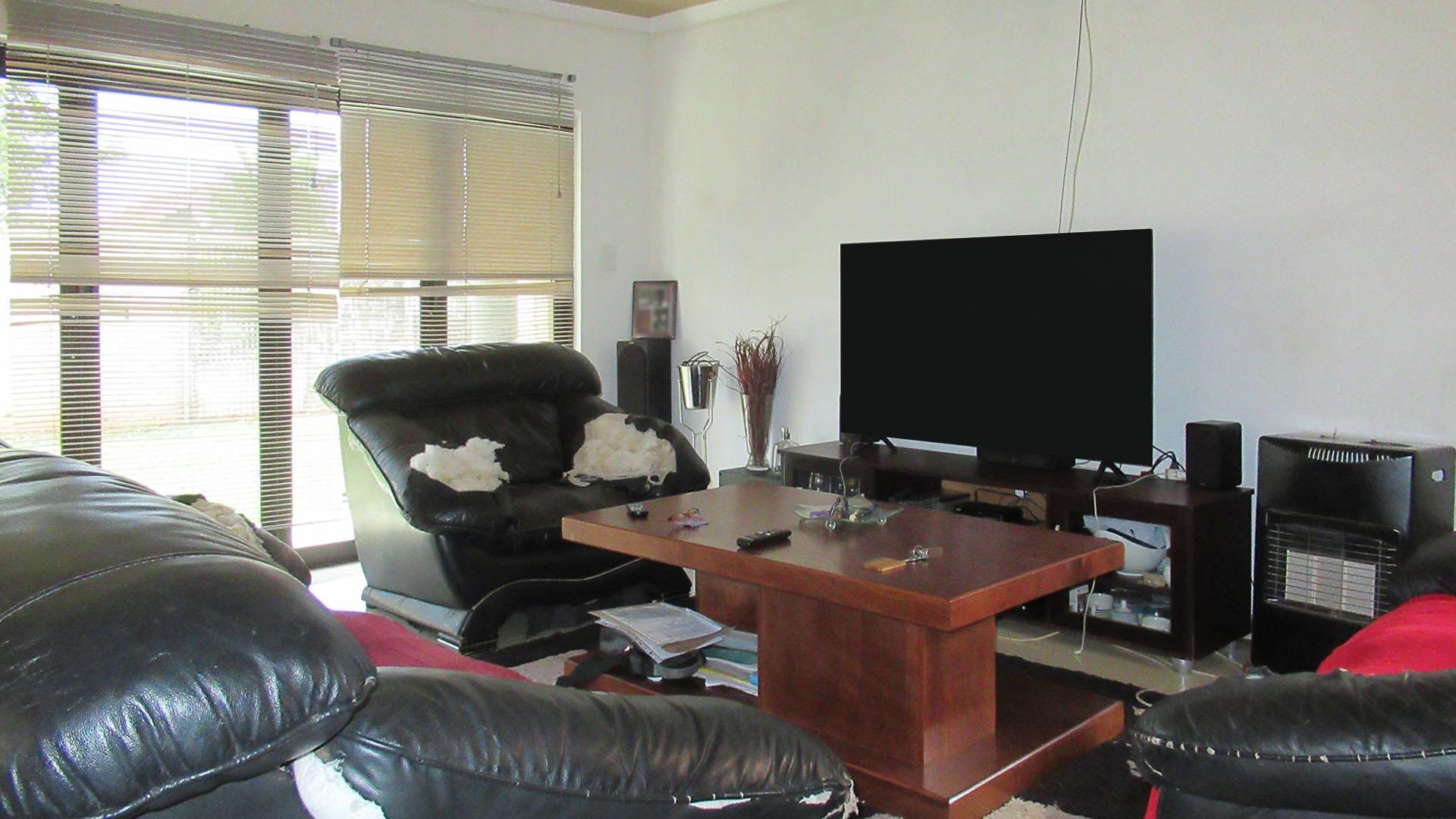 Lounges - 25 square meters of property in Protea Glen