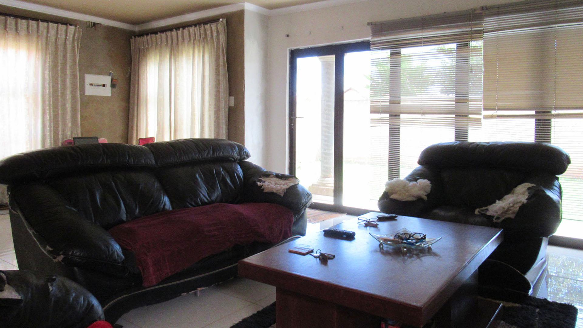Lounges - 25 square meters of property in Protea Glen