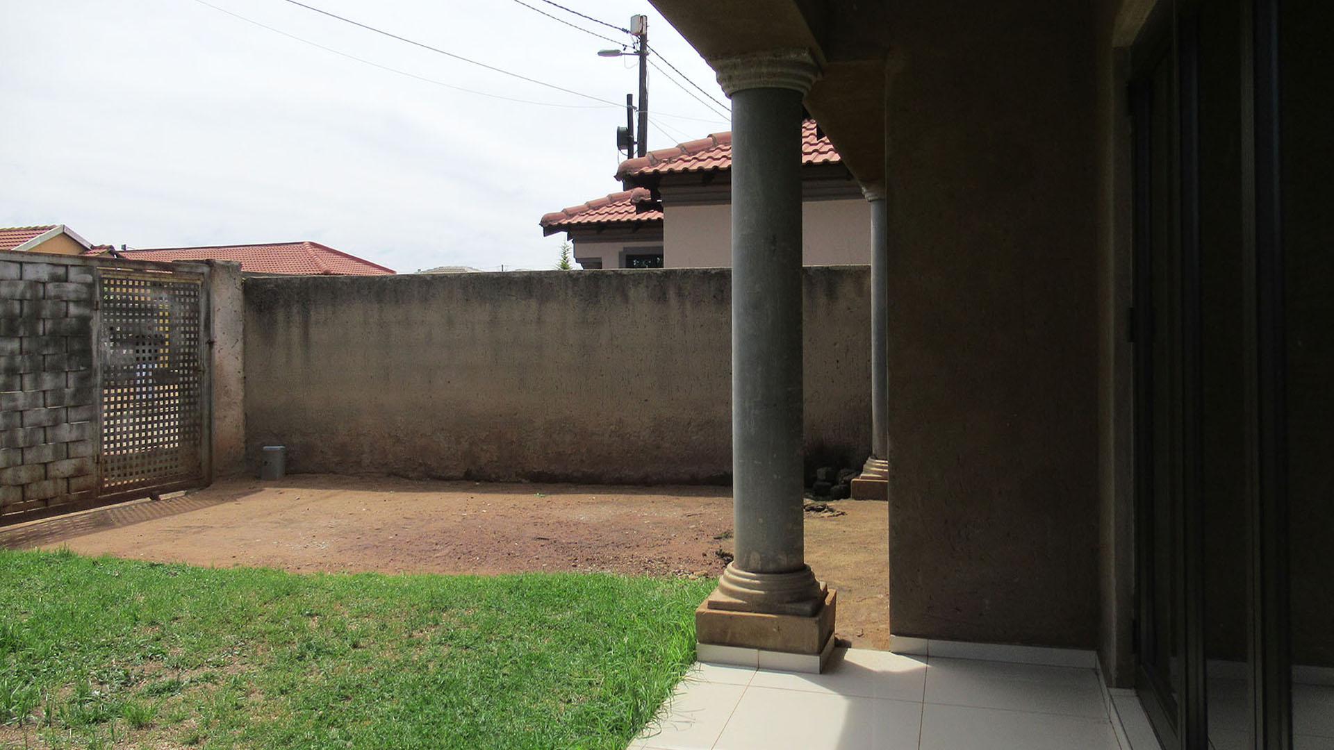 Patio - 10 square meters of property in Protea Glen