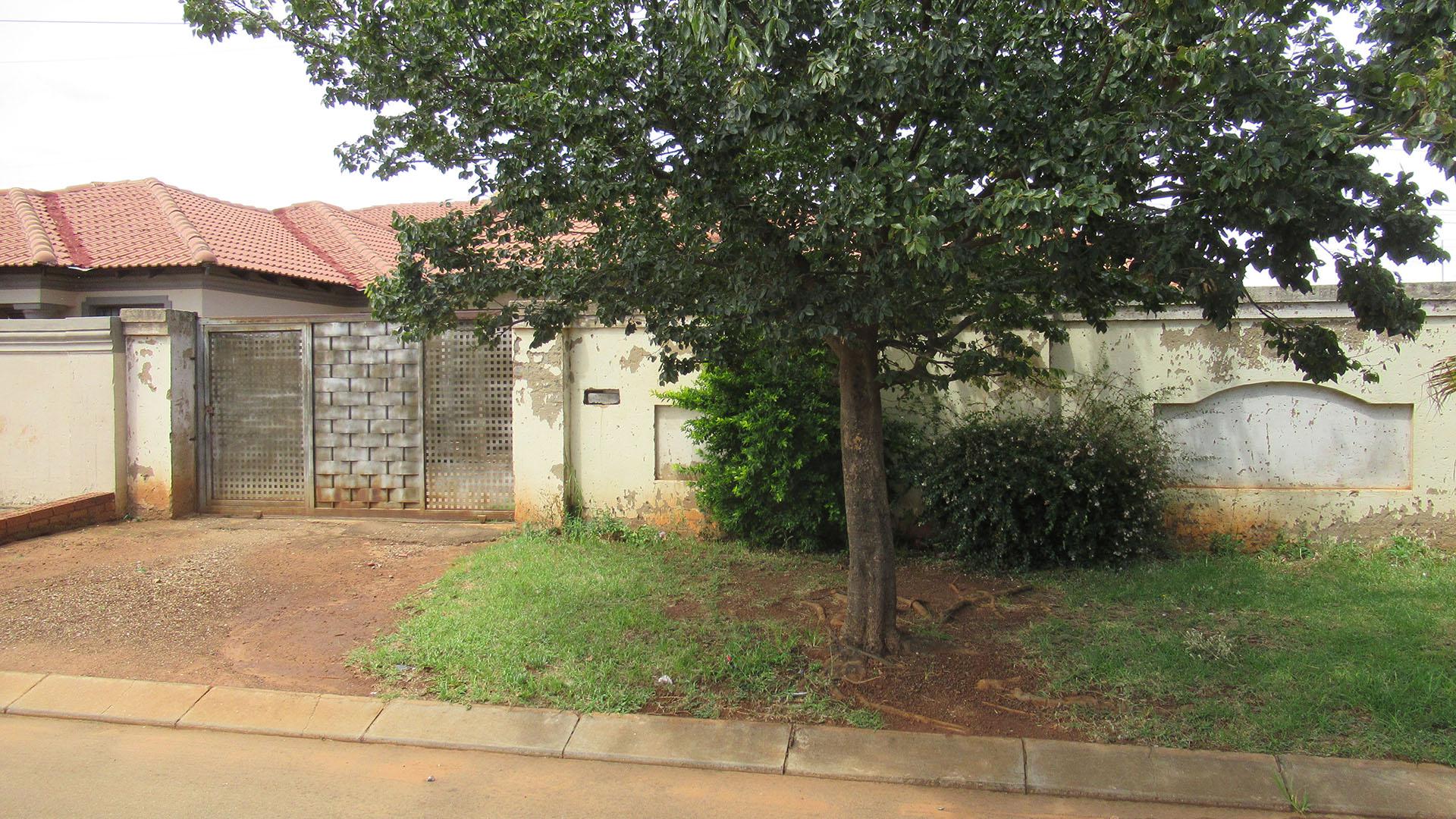 Front View of property in Protea Glen
