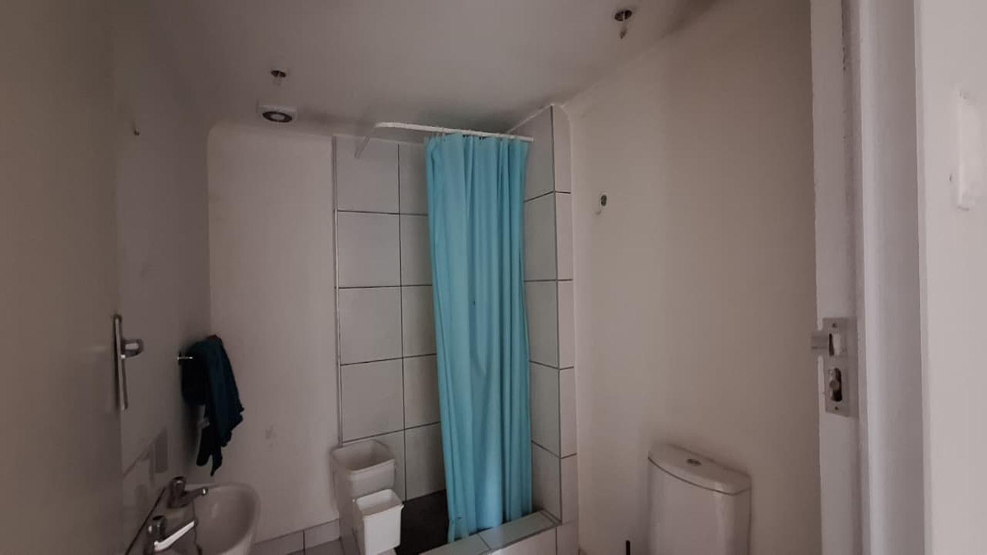 Bathroom 3+ - 5 square meters of property in Greenside