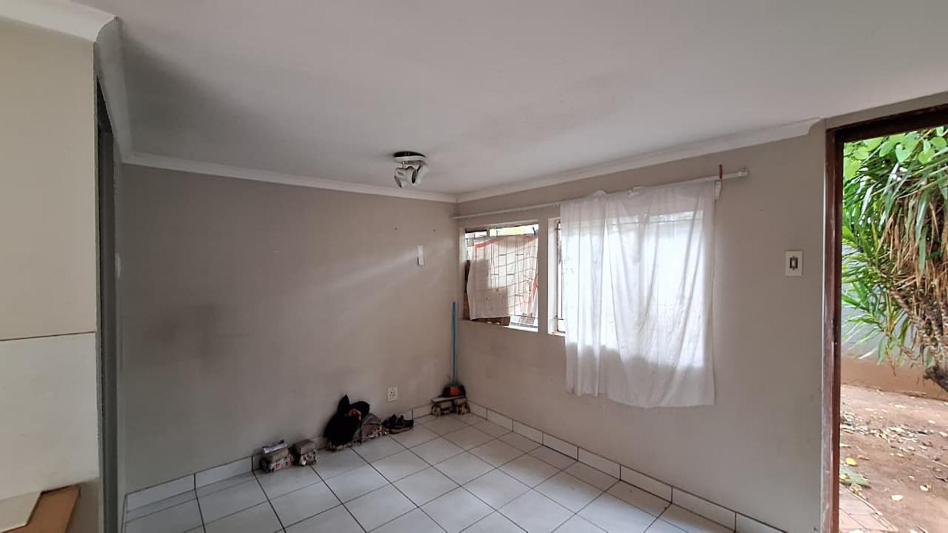 Lounges - 50 square meters of property in Greenside