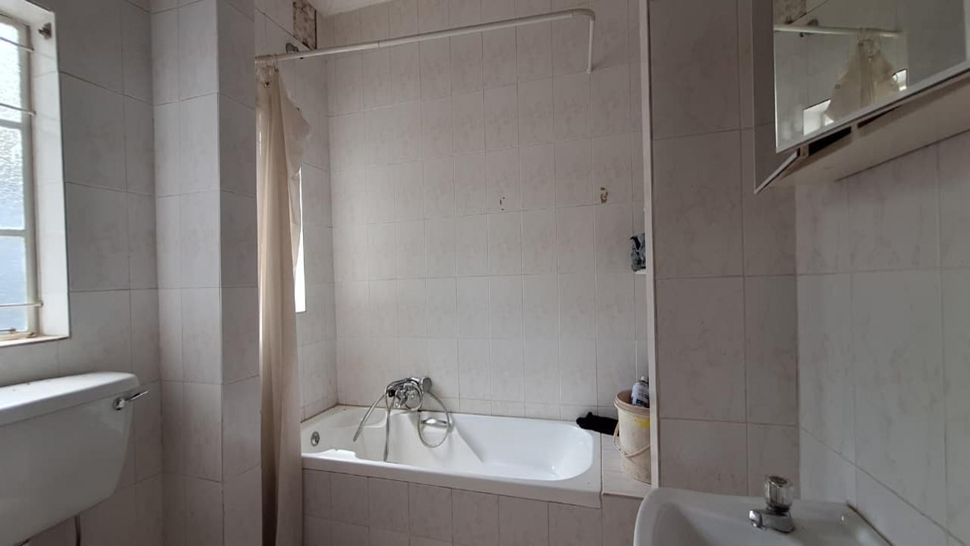 Bathroom 2 - 5 square meters of property in Greenside