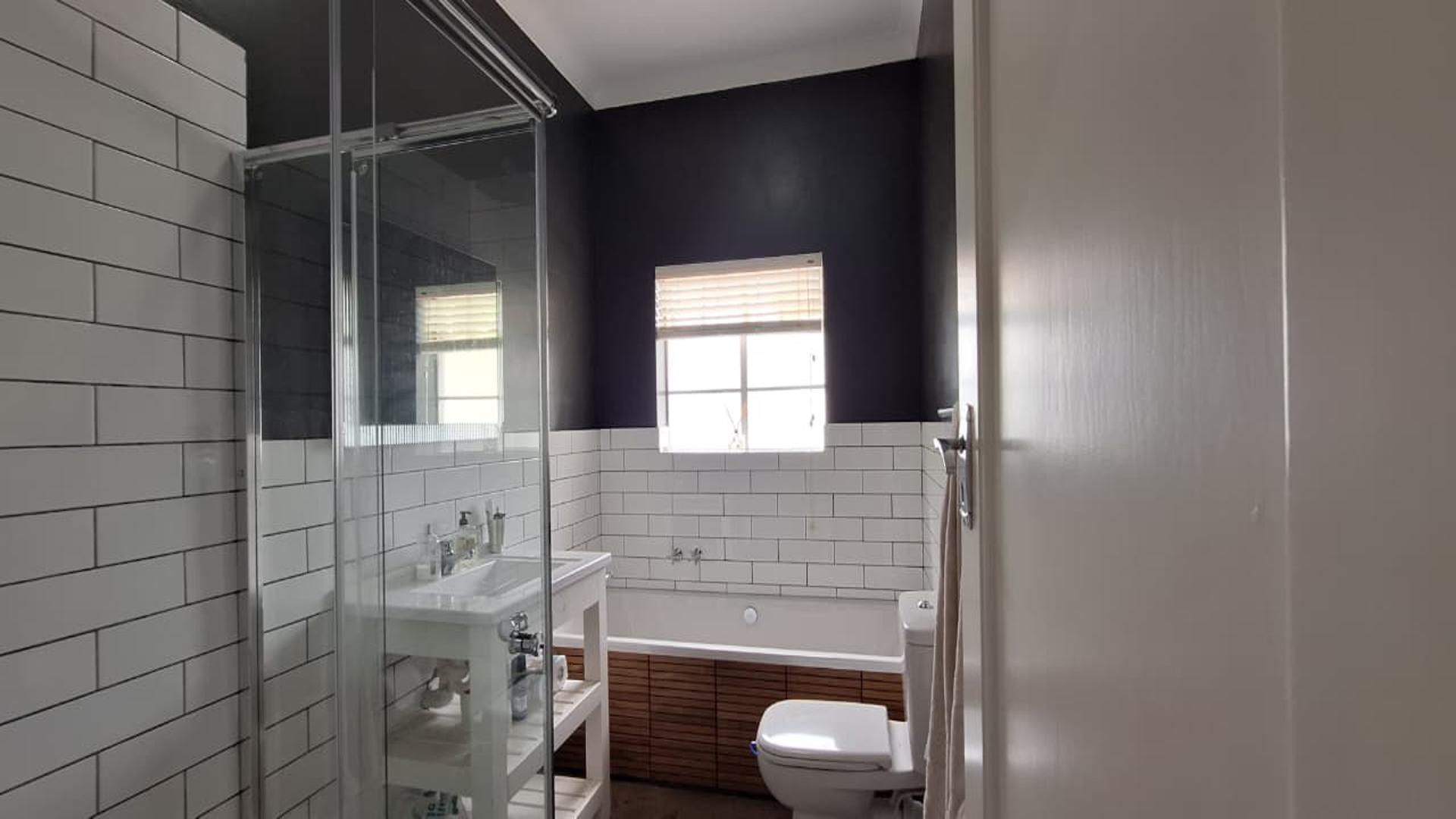 Bathroom 1 - 6 square meters of property in Greenside