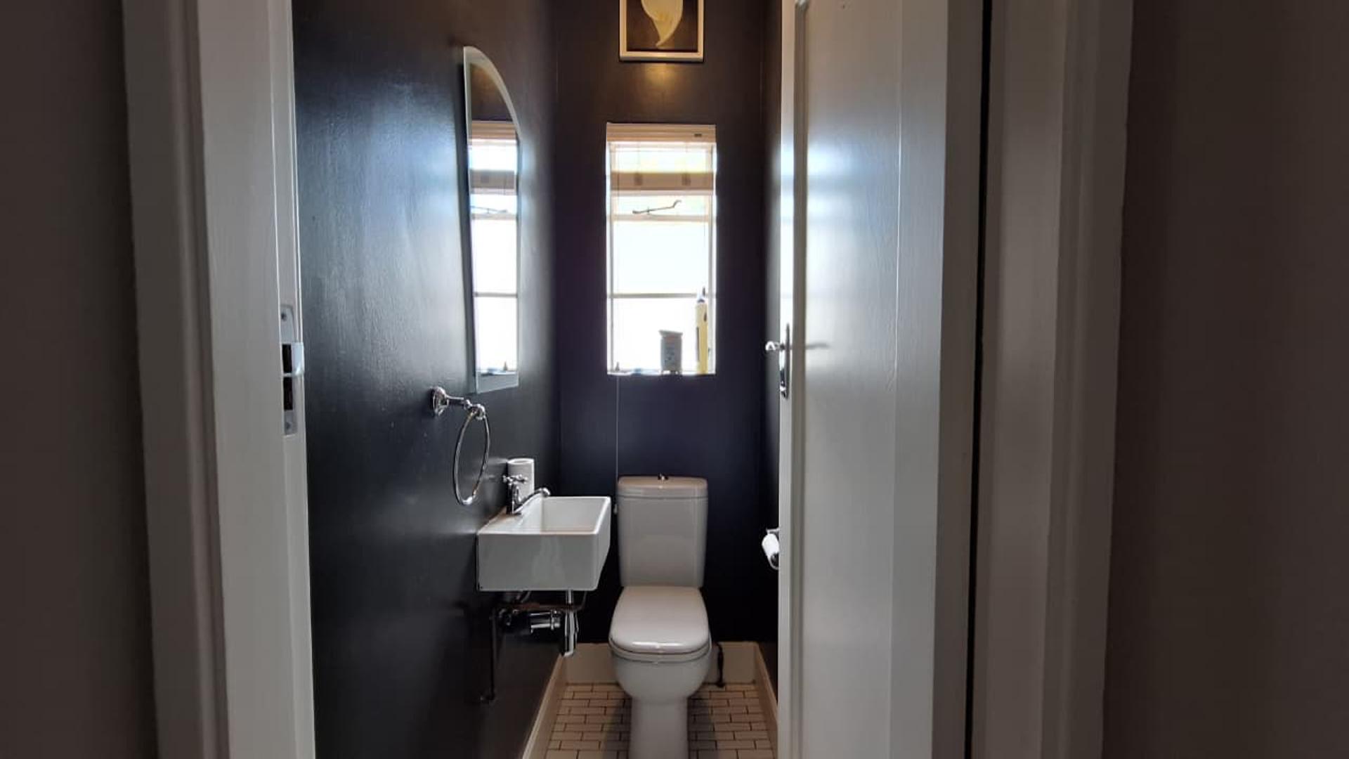 Guest Toilet - 2 square meters of property in Greenside