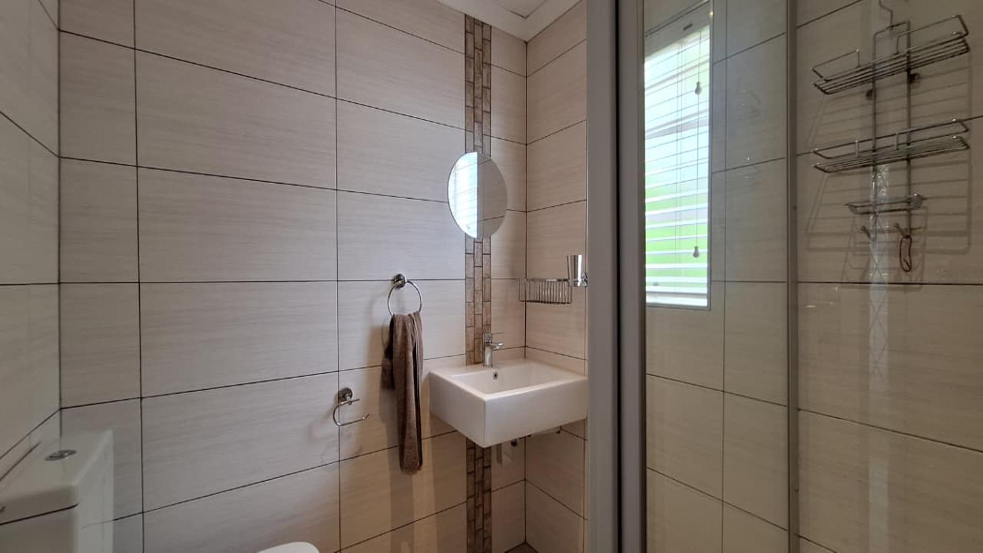 Main Bathroom - 4 square meters of property in Greenside