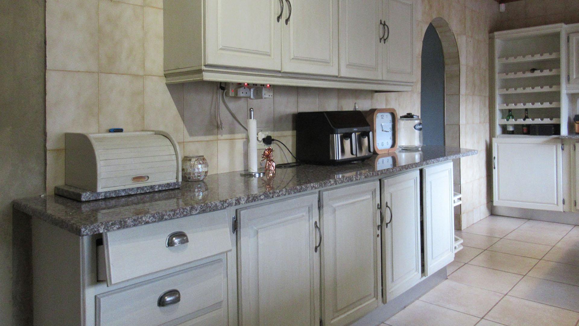 Kitchen - 34 square meters of property in Rangeview