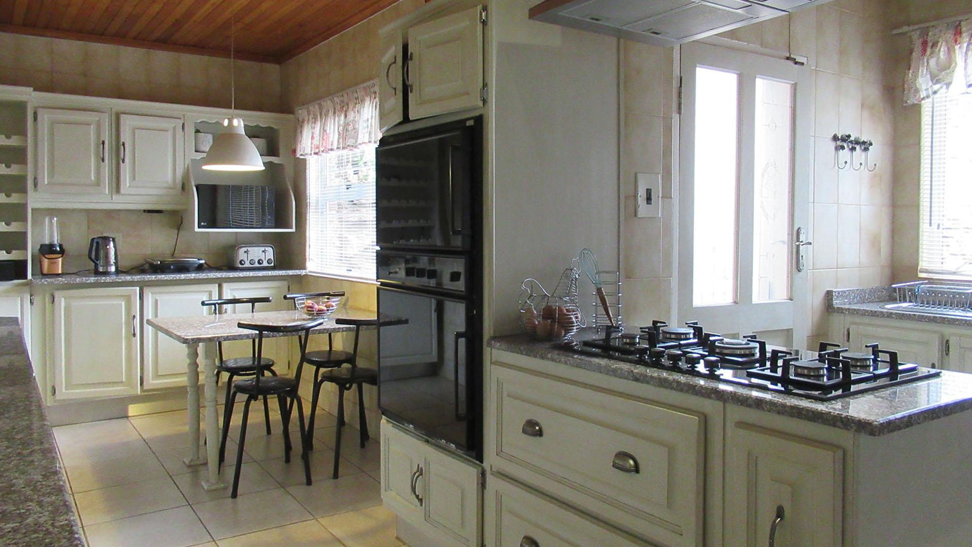 Kitchen - 34 square meters of property in Rangeview