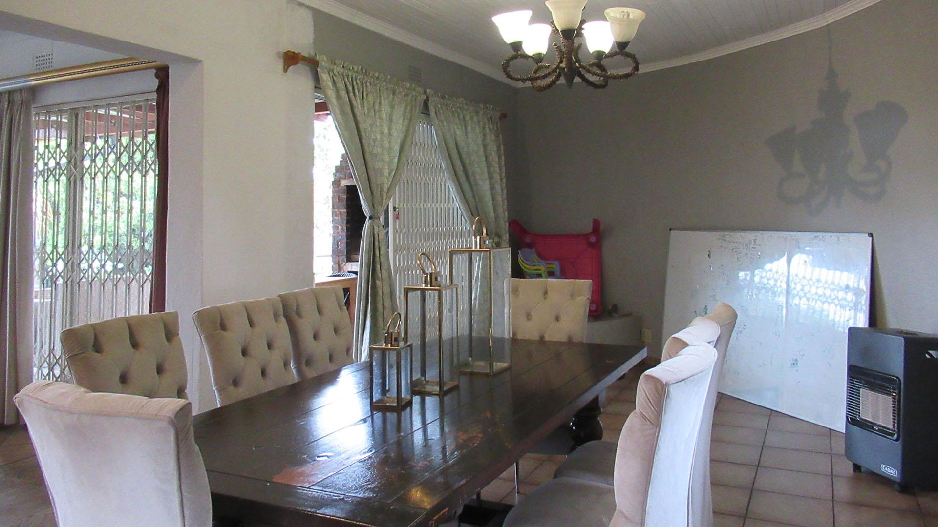 Dining Room - 26 square meters of property in Rangeview