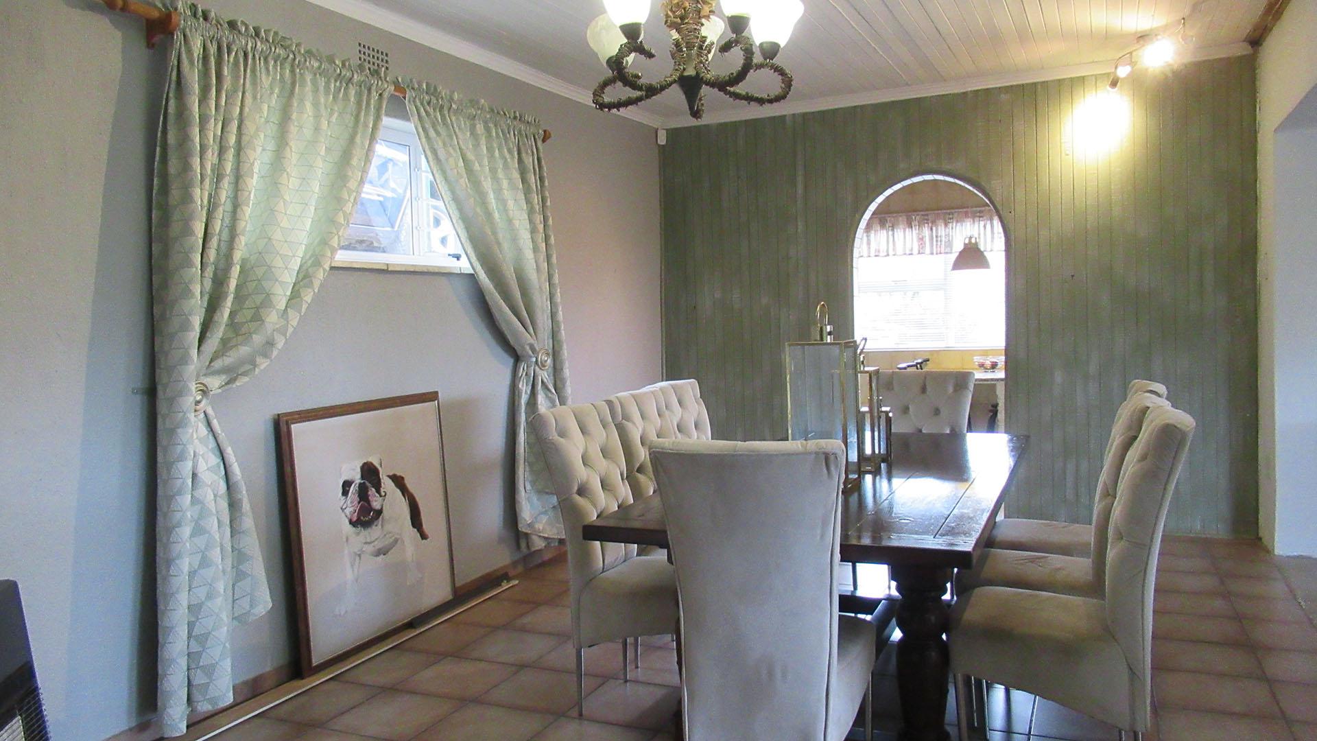Dining Room - 26 square meters of property in Rangeview
