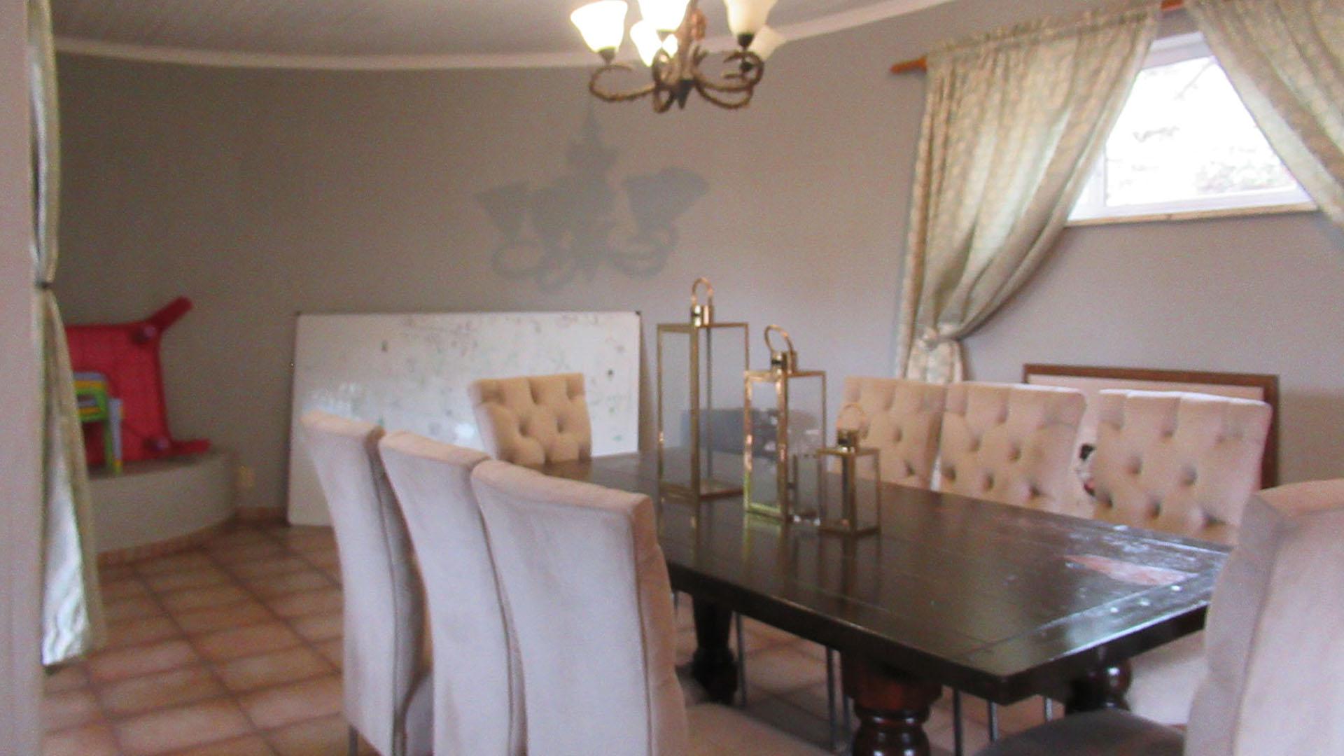 Dining Room - 26 square meters of property in Rangeview