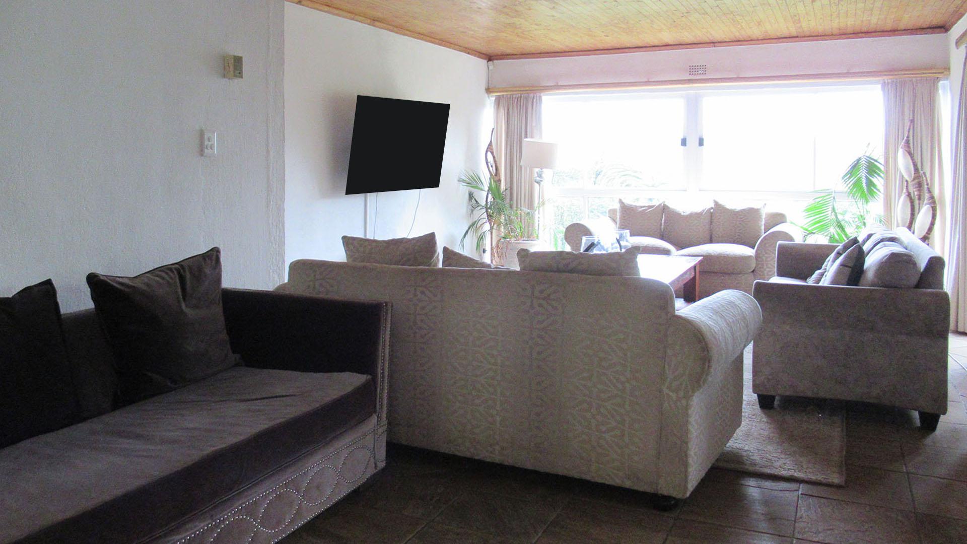 Lounges - 61 square meters of property in Rangeview