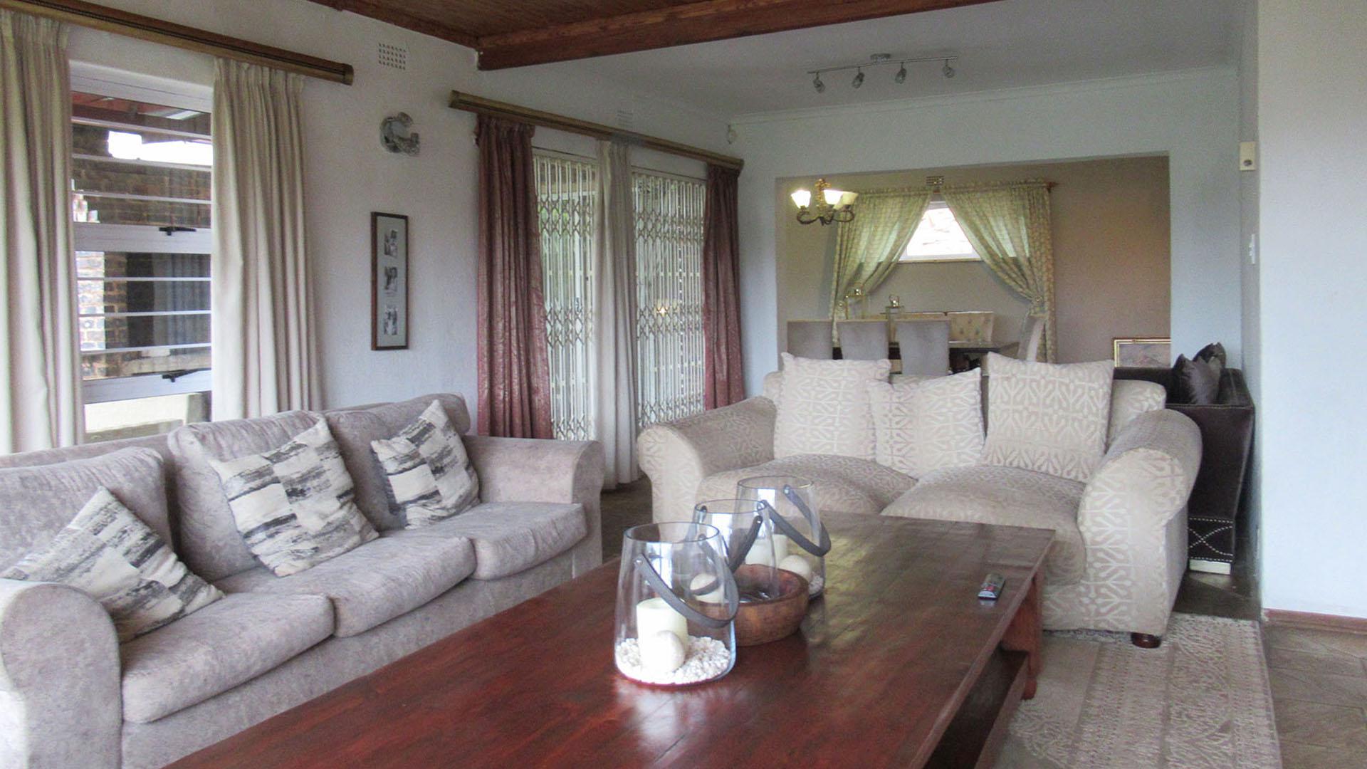 Lounges - 61 square meters of property in Rangeview