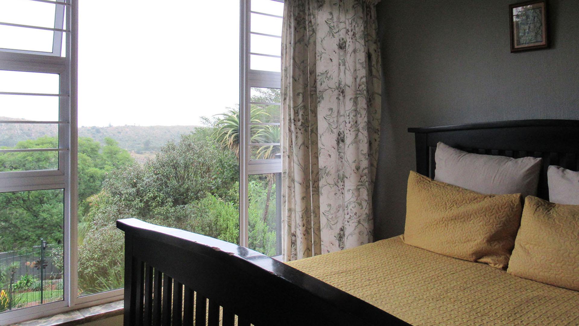 Bed Room 1 - 11 square meters of property in Rangeview