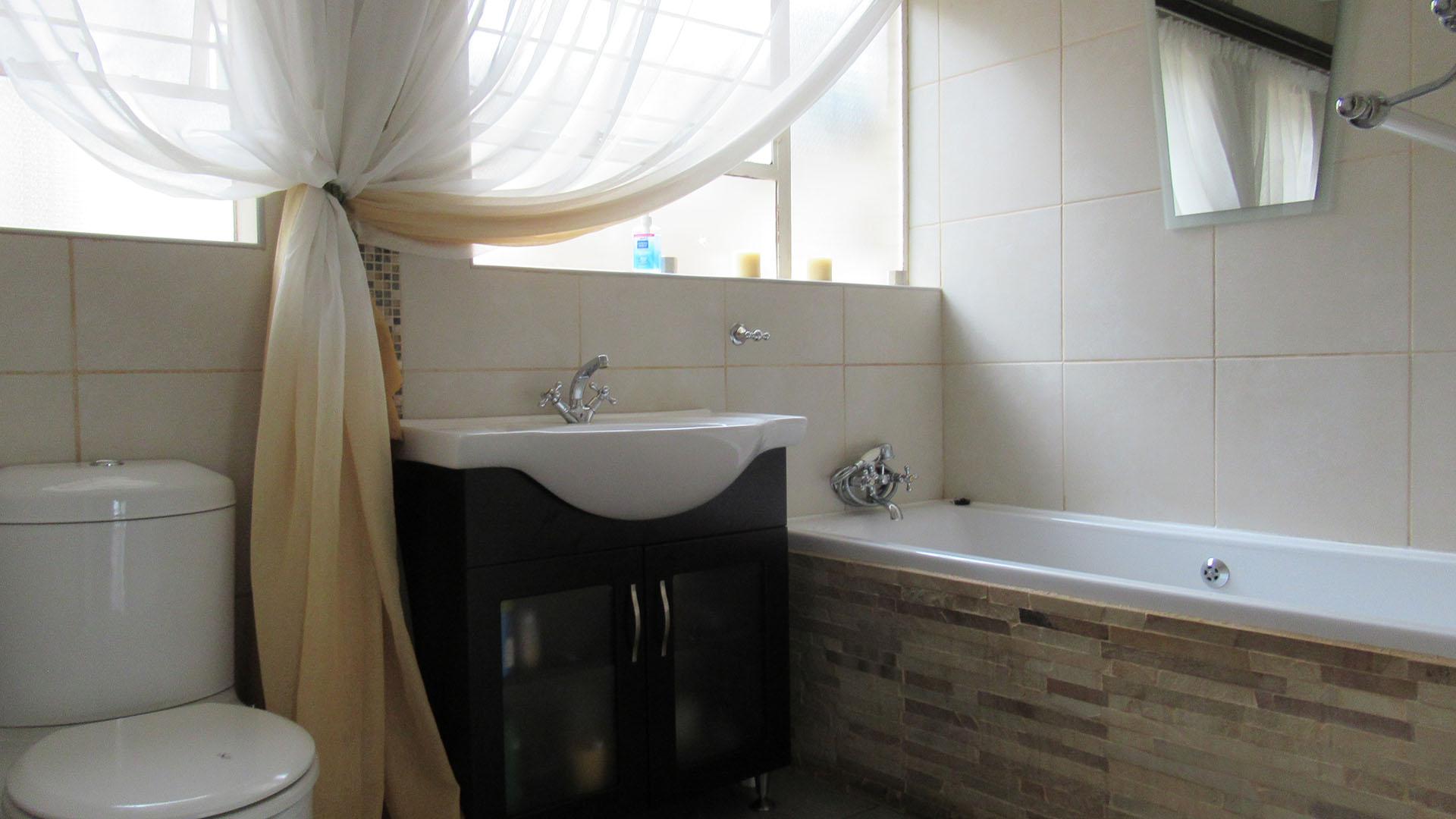 Bathroom 1 - 6 square meters of property in Rangeview