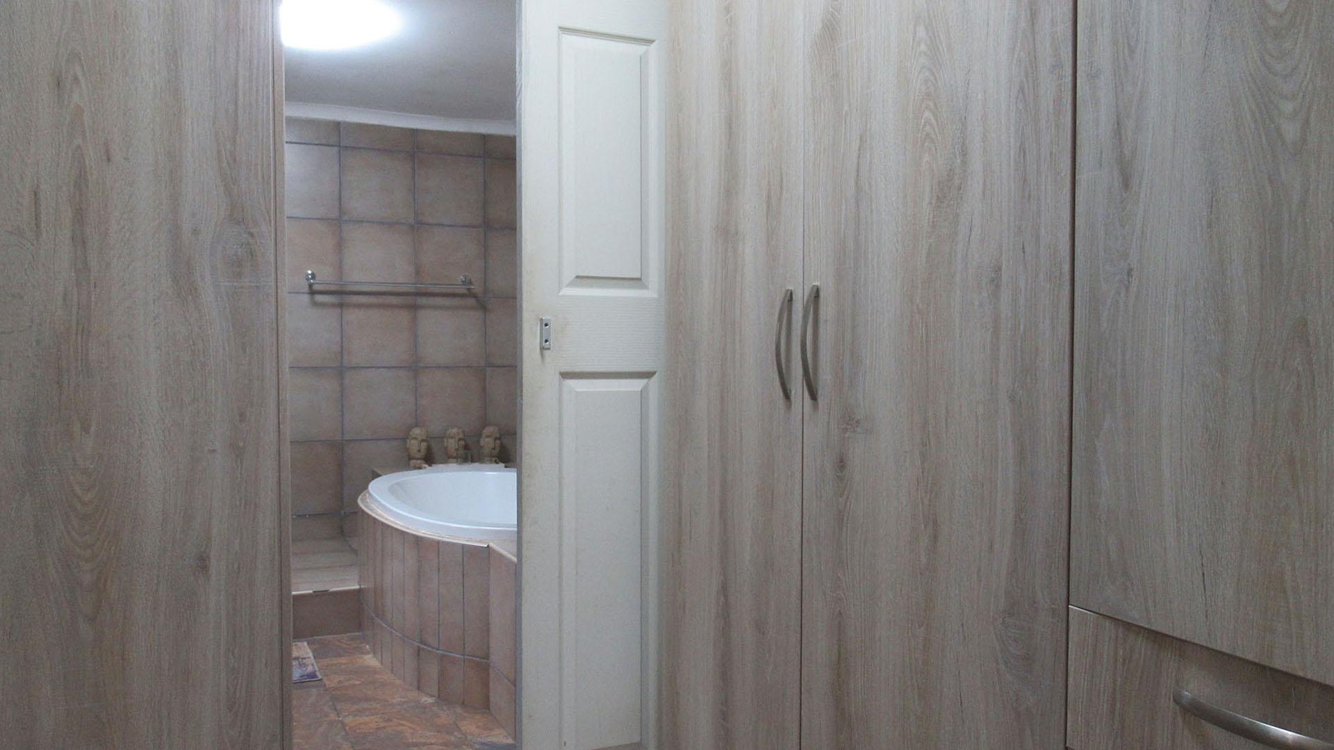 Main Bedroom - 29 square meters of property in Rangeview