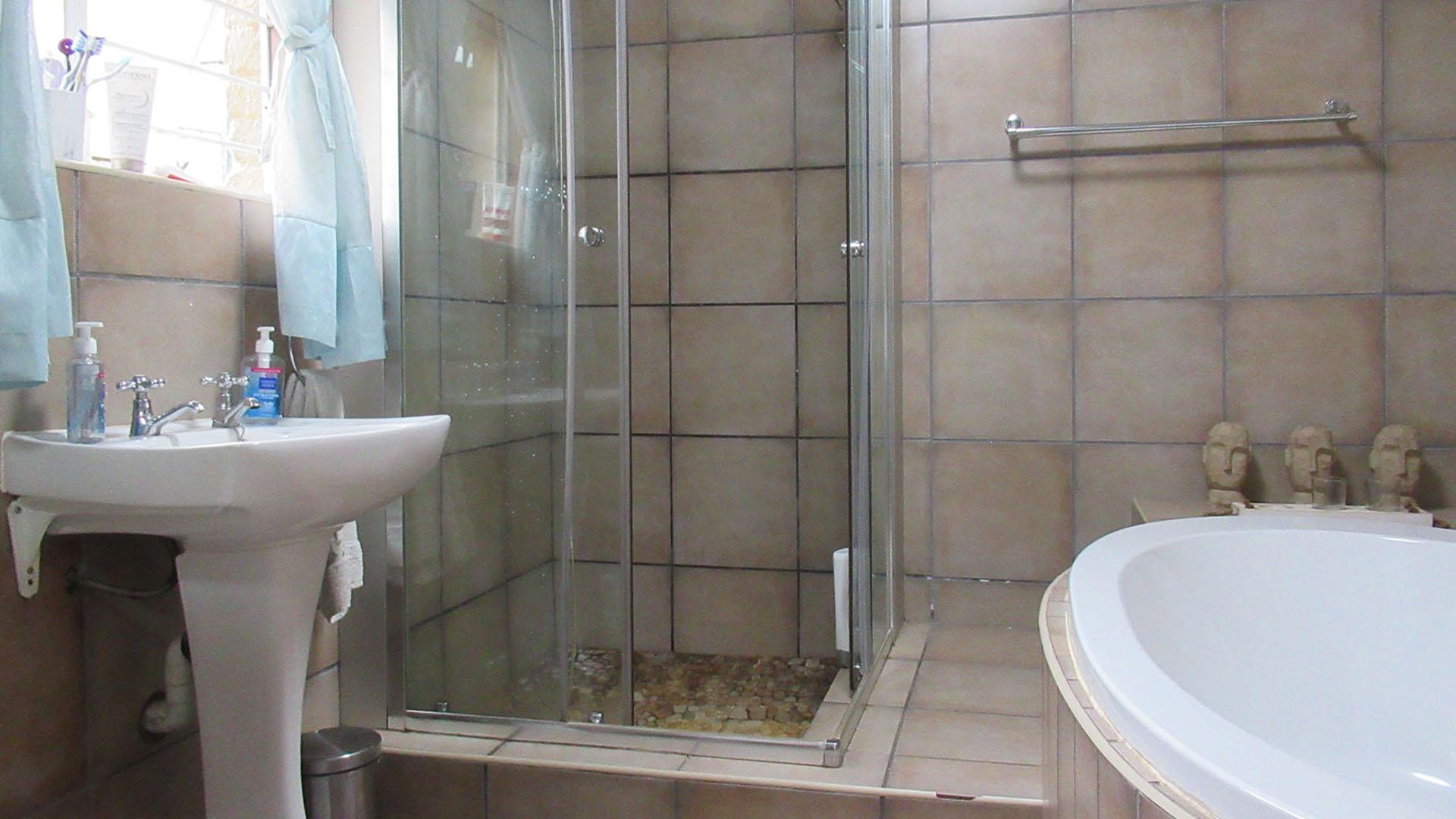 Main Bathroom - 8 square meters of property in Rangeview