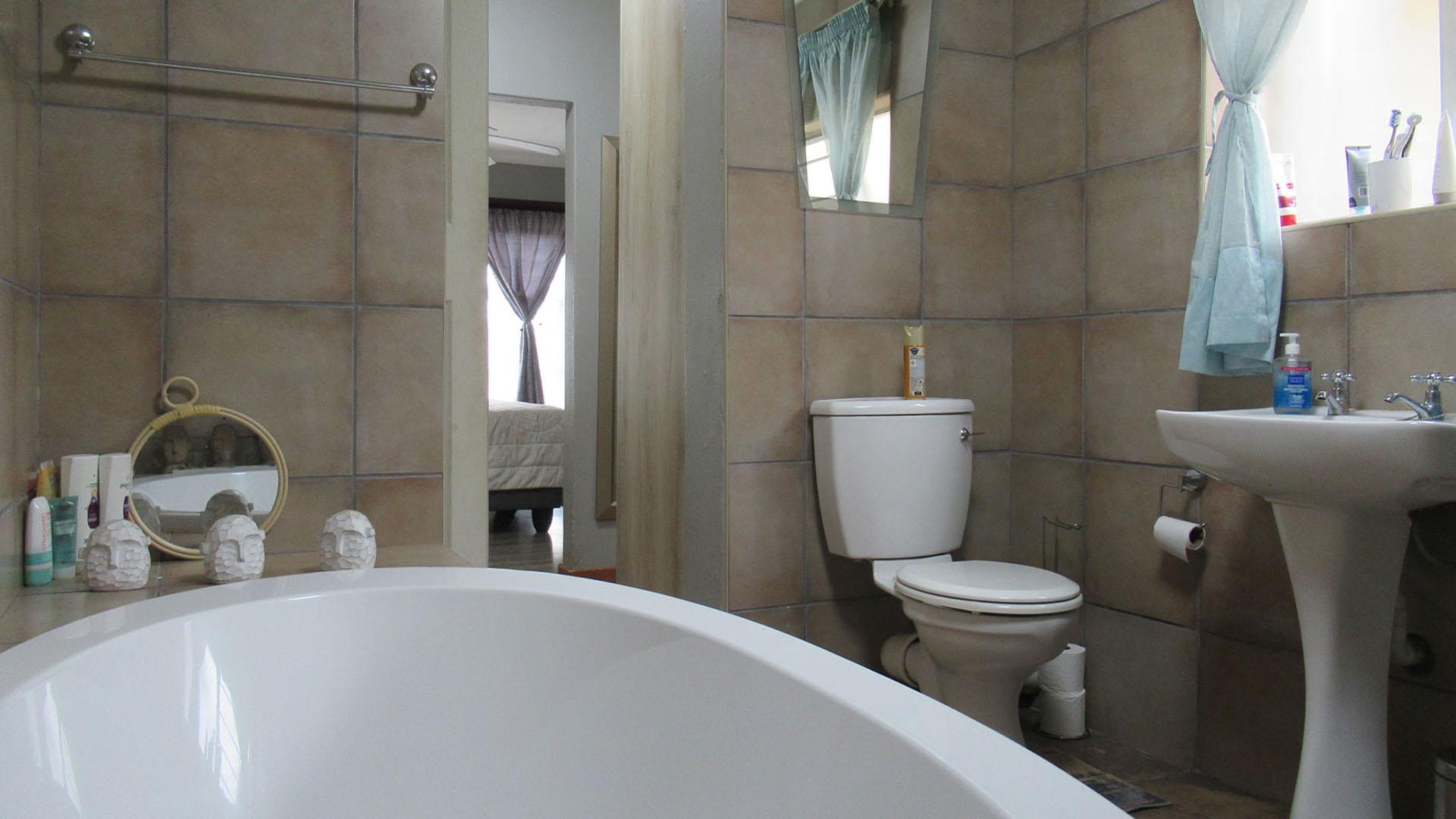 Main Bathroom - 8 square meters of property in Rangeview