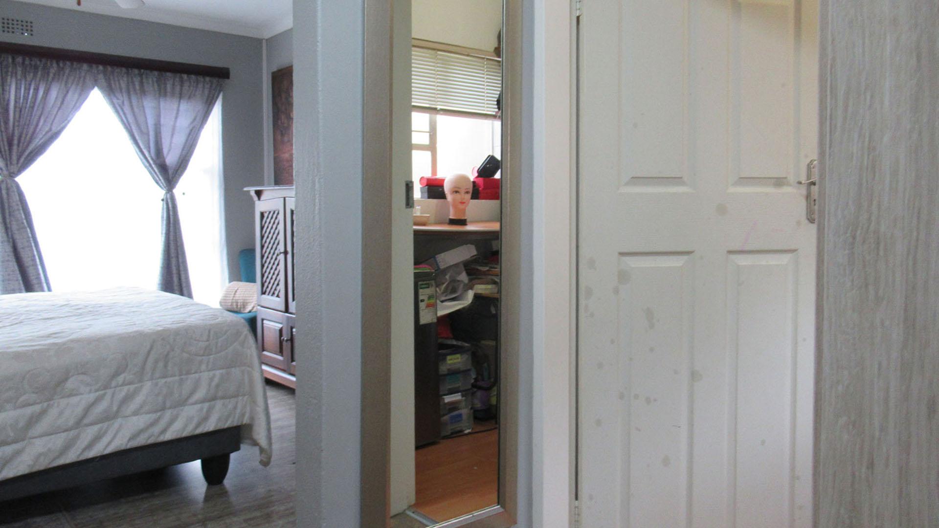 Main Bedroom - 29 square meters of property in Rangeview