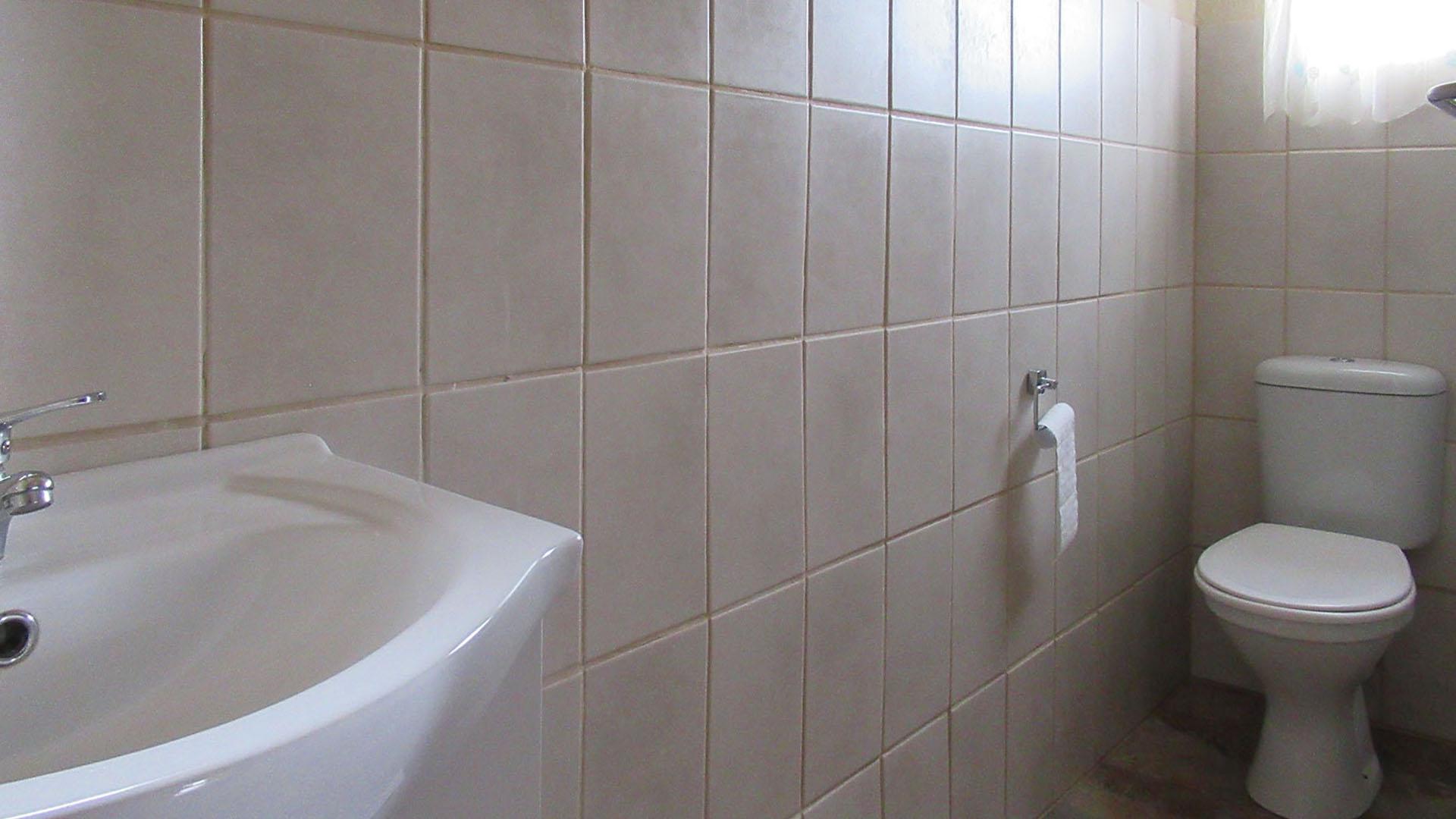 Bathroom 2 - 4 square meters of property in Rangeview