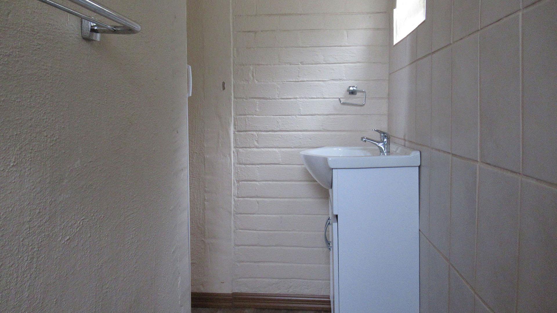 Bathroom 2 - 4 square meters of property in Rangeview