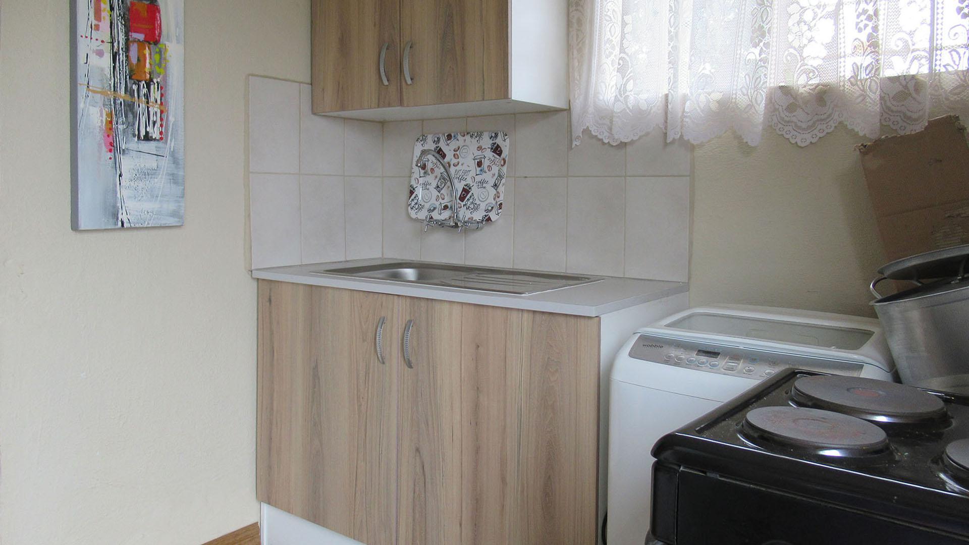 Kitchen - 34 square meters of property in Rangeview
