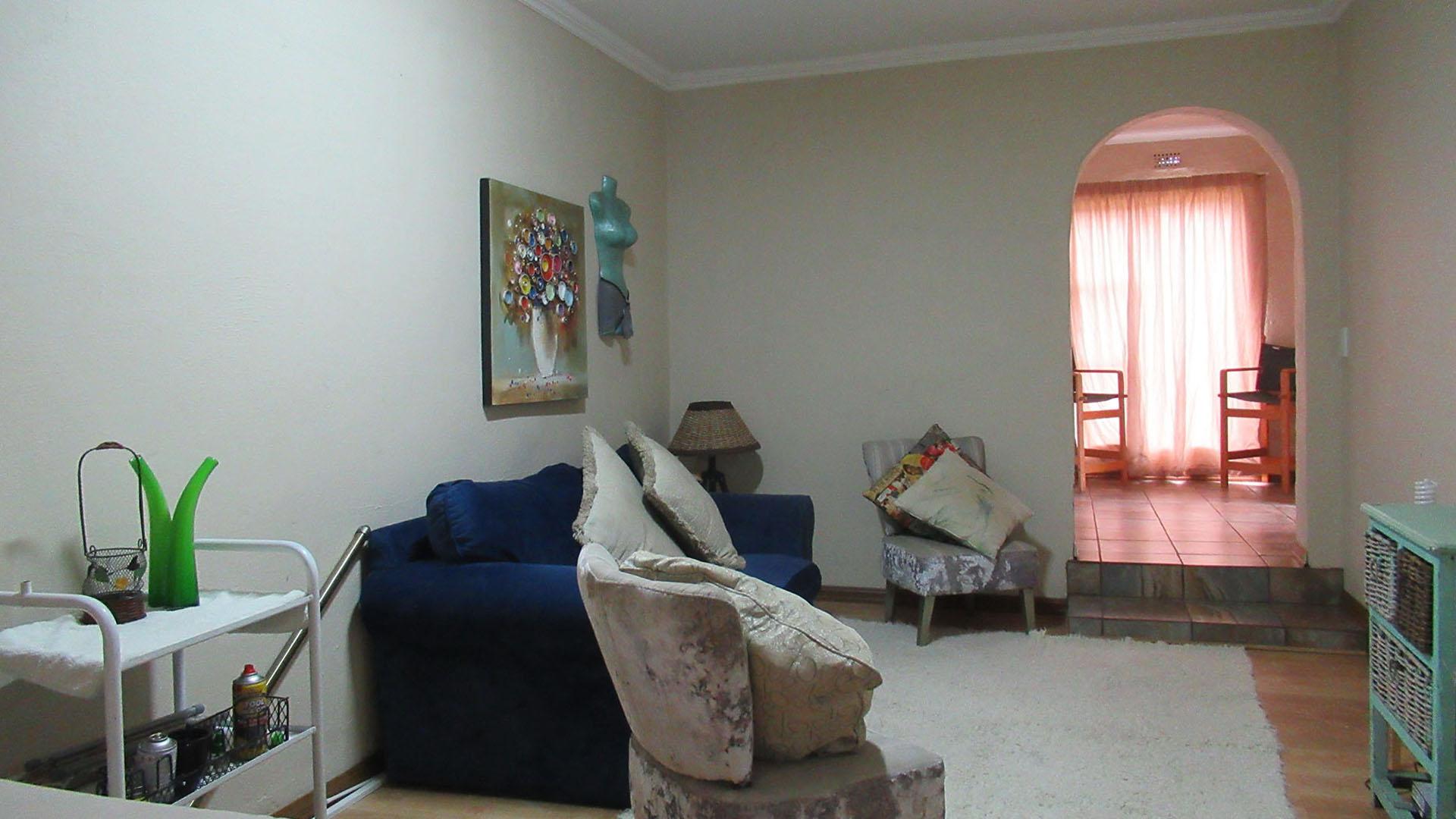 Lounges - 61 square meters of property in Rangeview