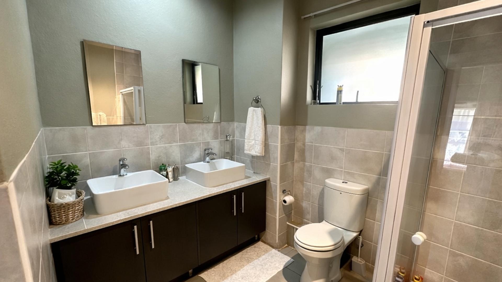Main Bathroom of property in Hyde Park