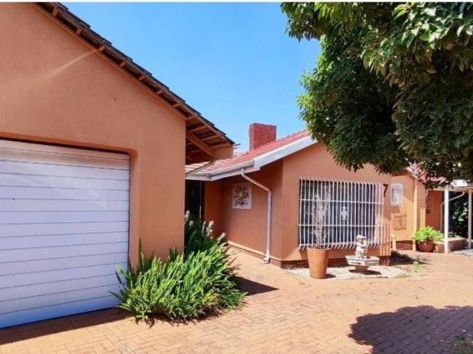 5 Bedroom House for Sale For Sale in Verwoerdpark - MR702210