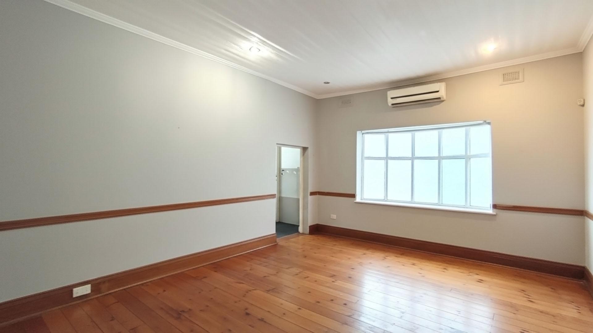 Lounges - 30 square meters of property in Musgrave