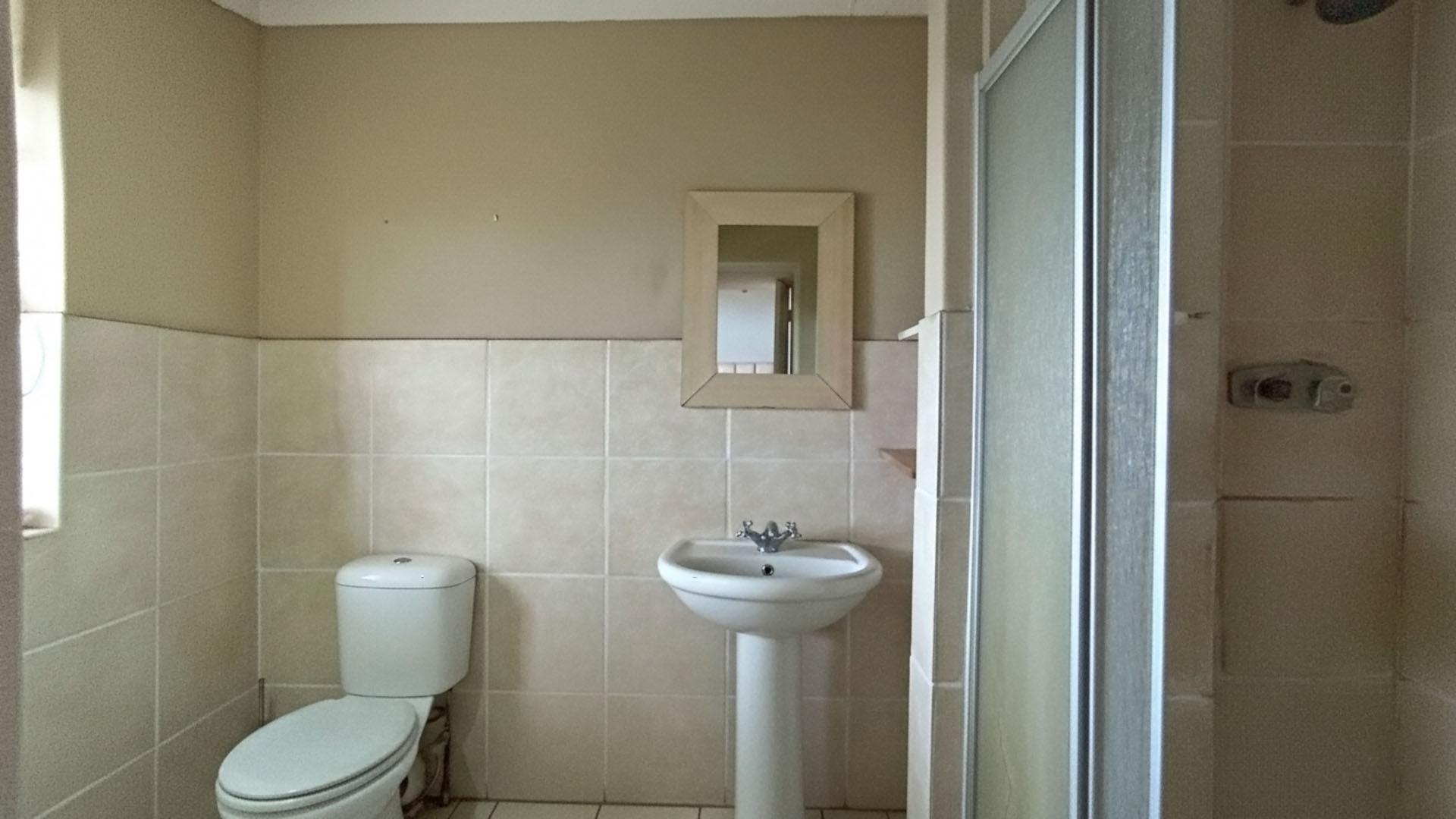 Main Bathroom - 8 square meters of property in Musgrave