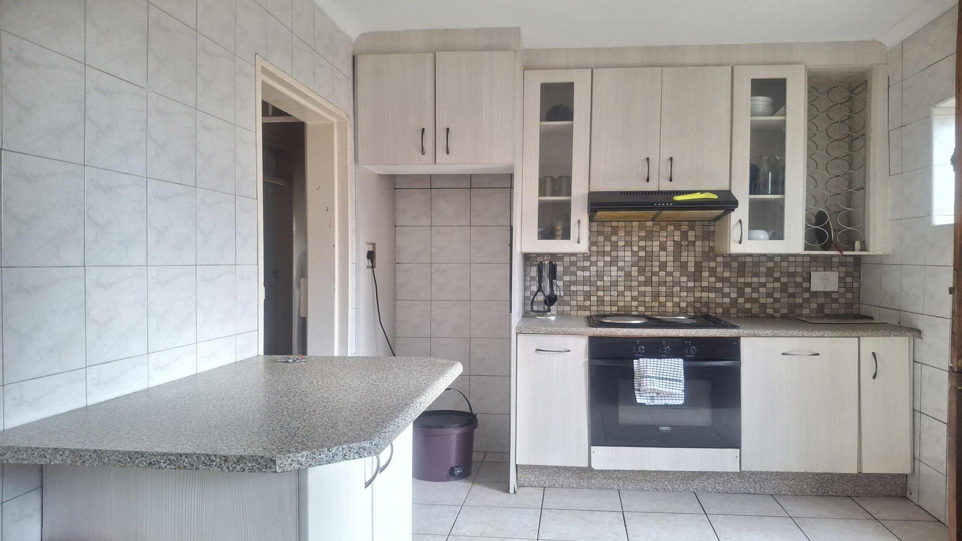 Kitchen of property in Creswell Park