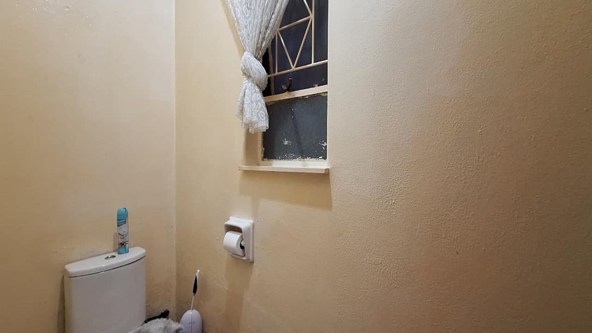 Bathroom 2 - 2 square meters of property in Florida