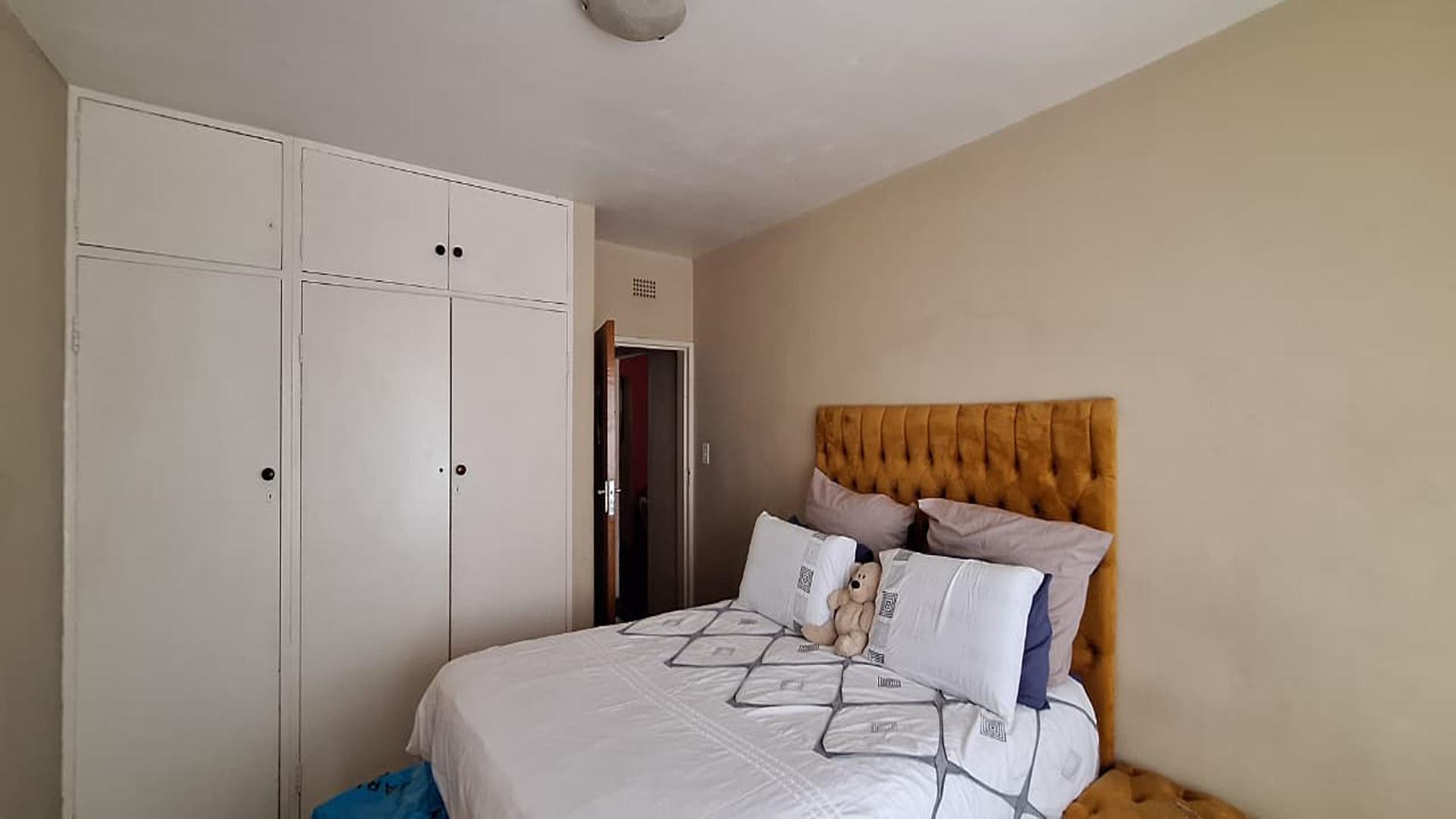 Bed Room 1 - 17 square meters of property in Florida