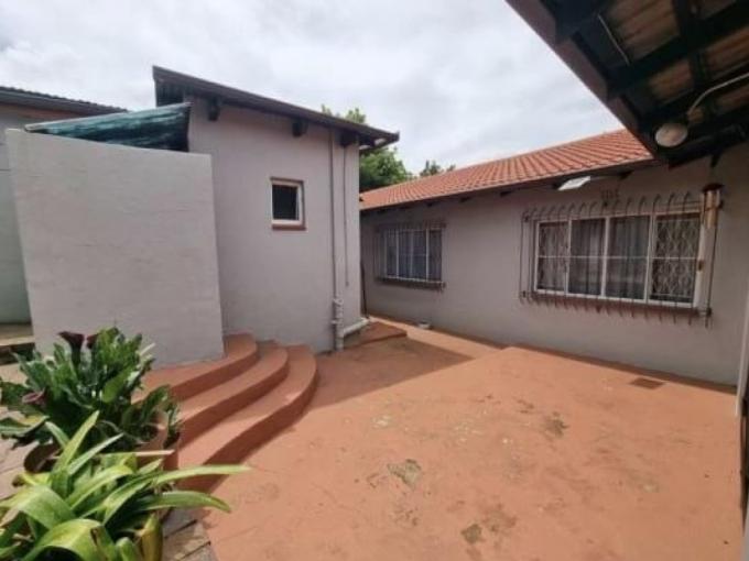 4 Bedroom House for Sale For Sale in Verwoerdpark - MR702266