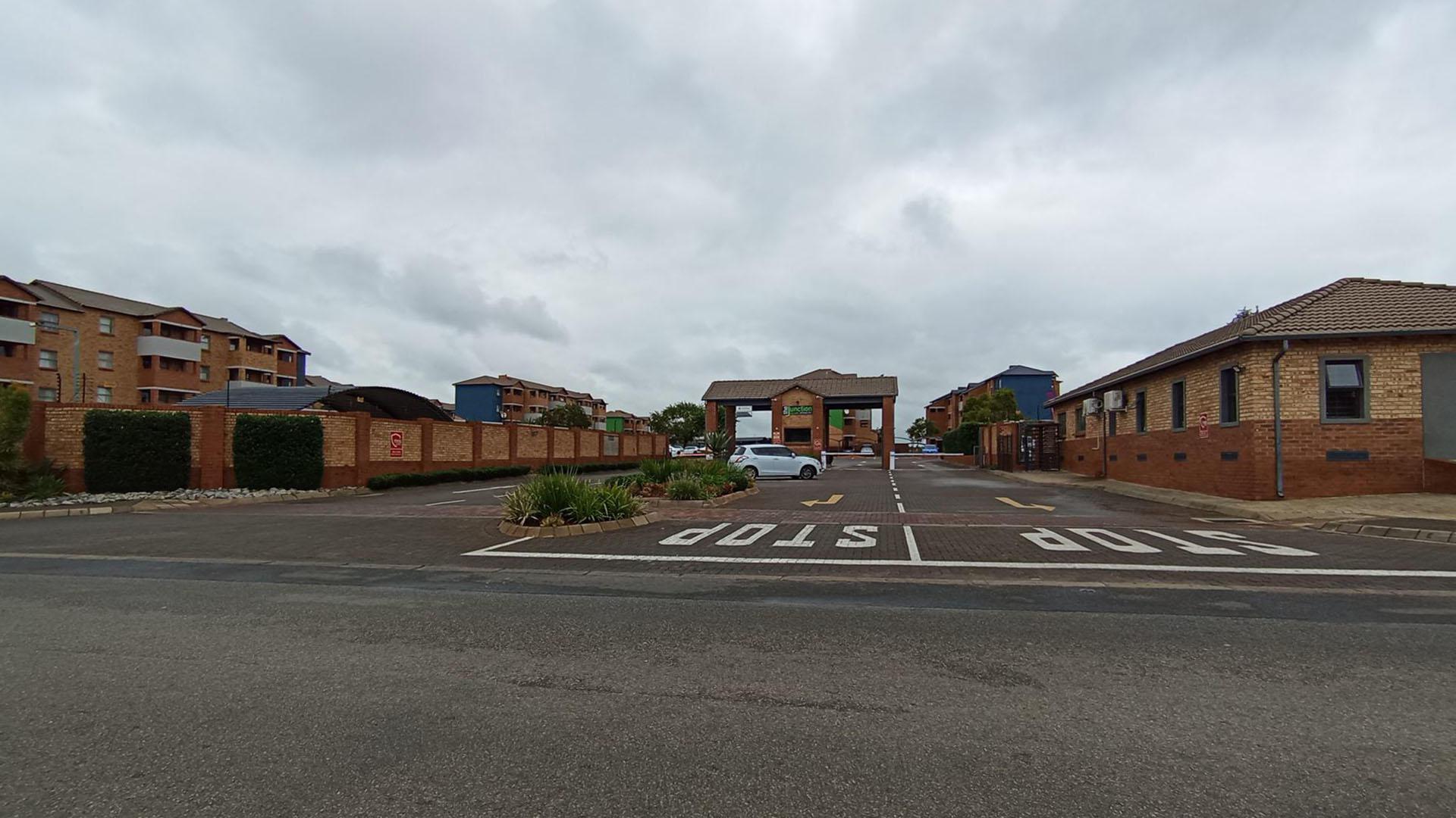 Front View of property in Heuweloord