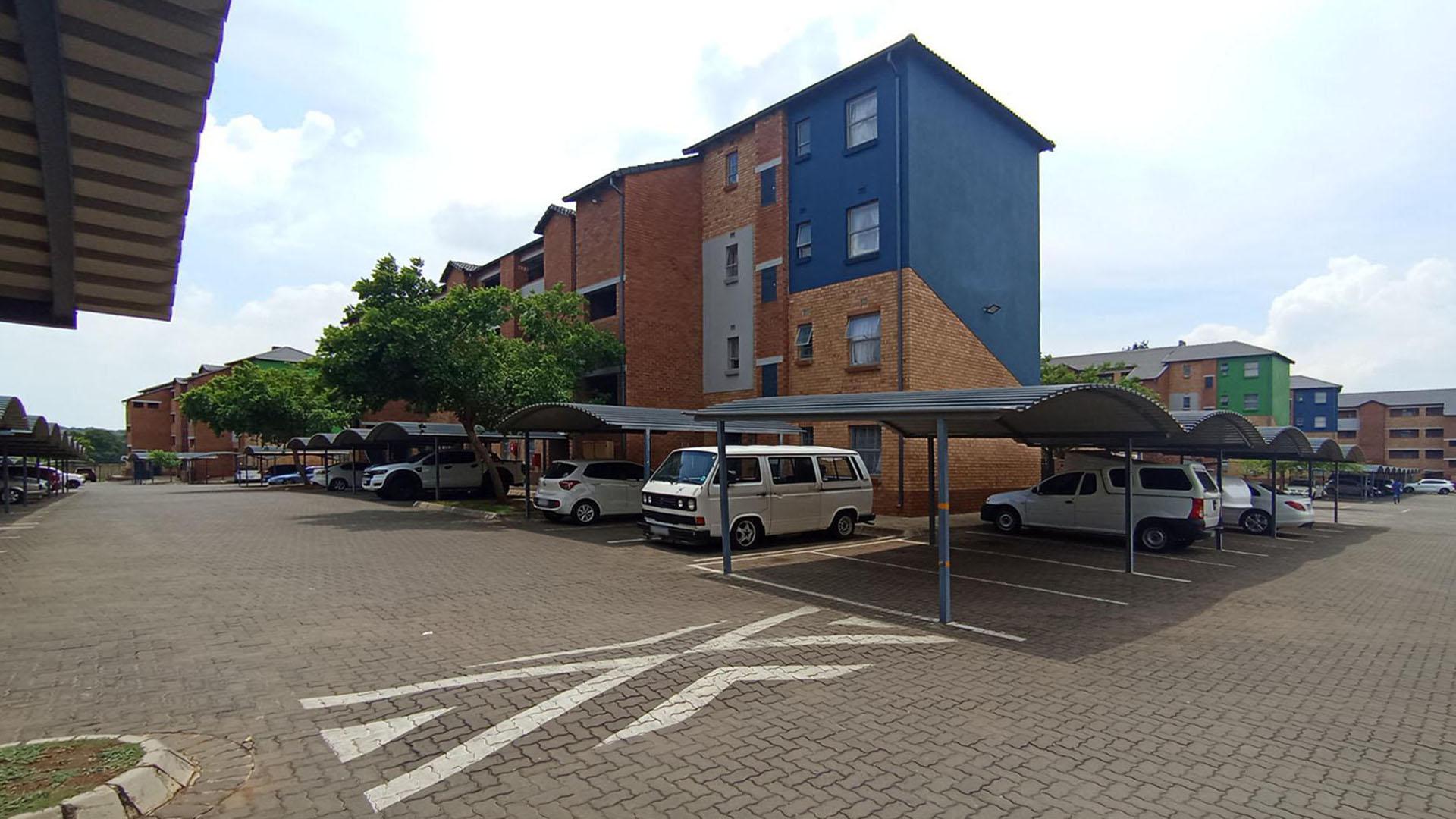 Front View of property in Heuweloord