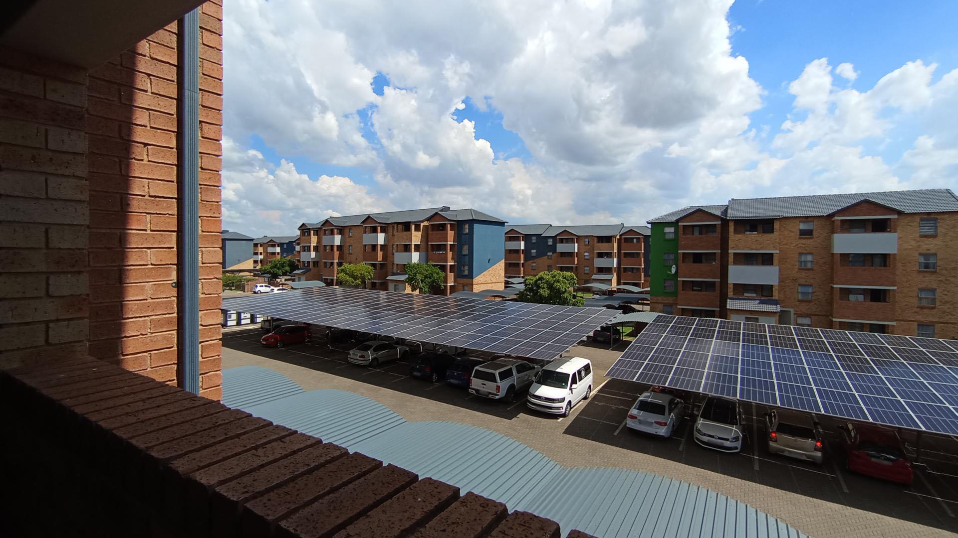 Front View of property in Heuweloord