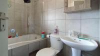 Bathroom 1 - 6 square meters of property in Heuweloord