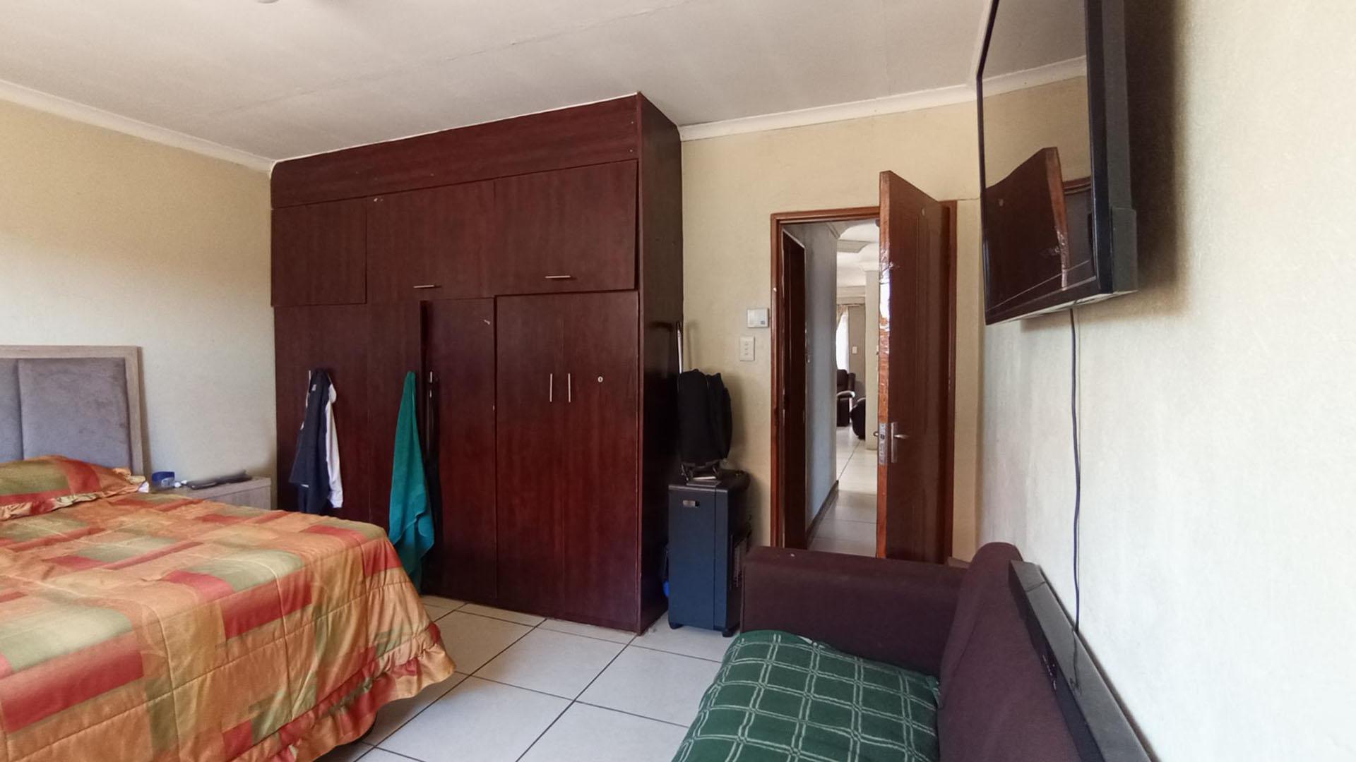 Main Bedroom - 16 square meters of property in Soshanguve
